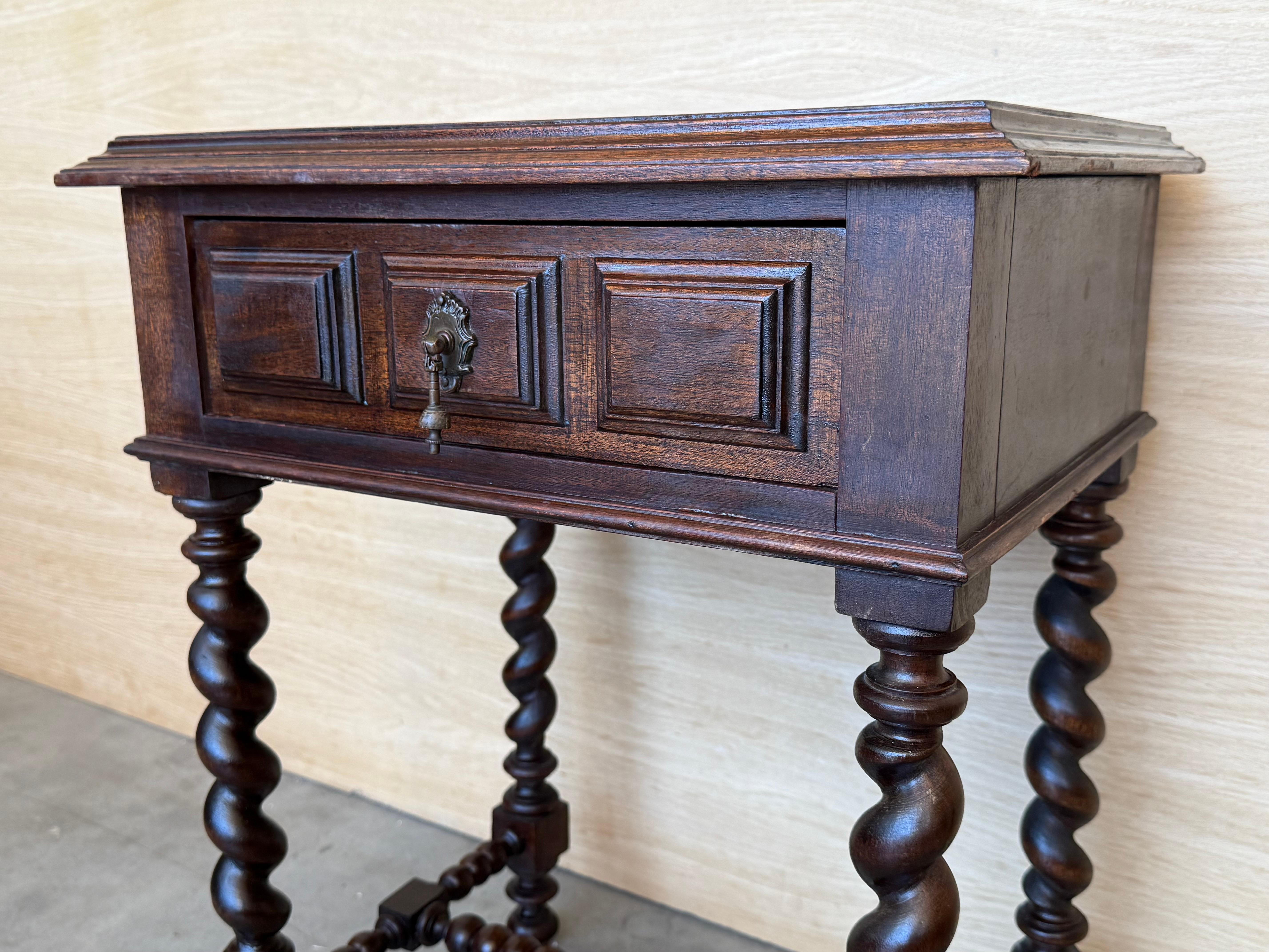XIXe siècle Paire de tables de nuit espagnoles sculptées avec étagère basse en vente