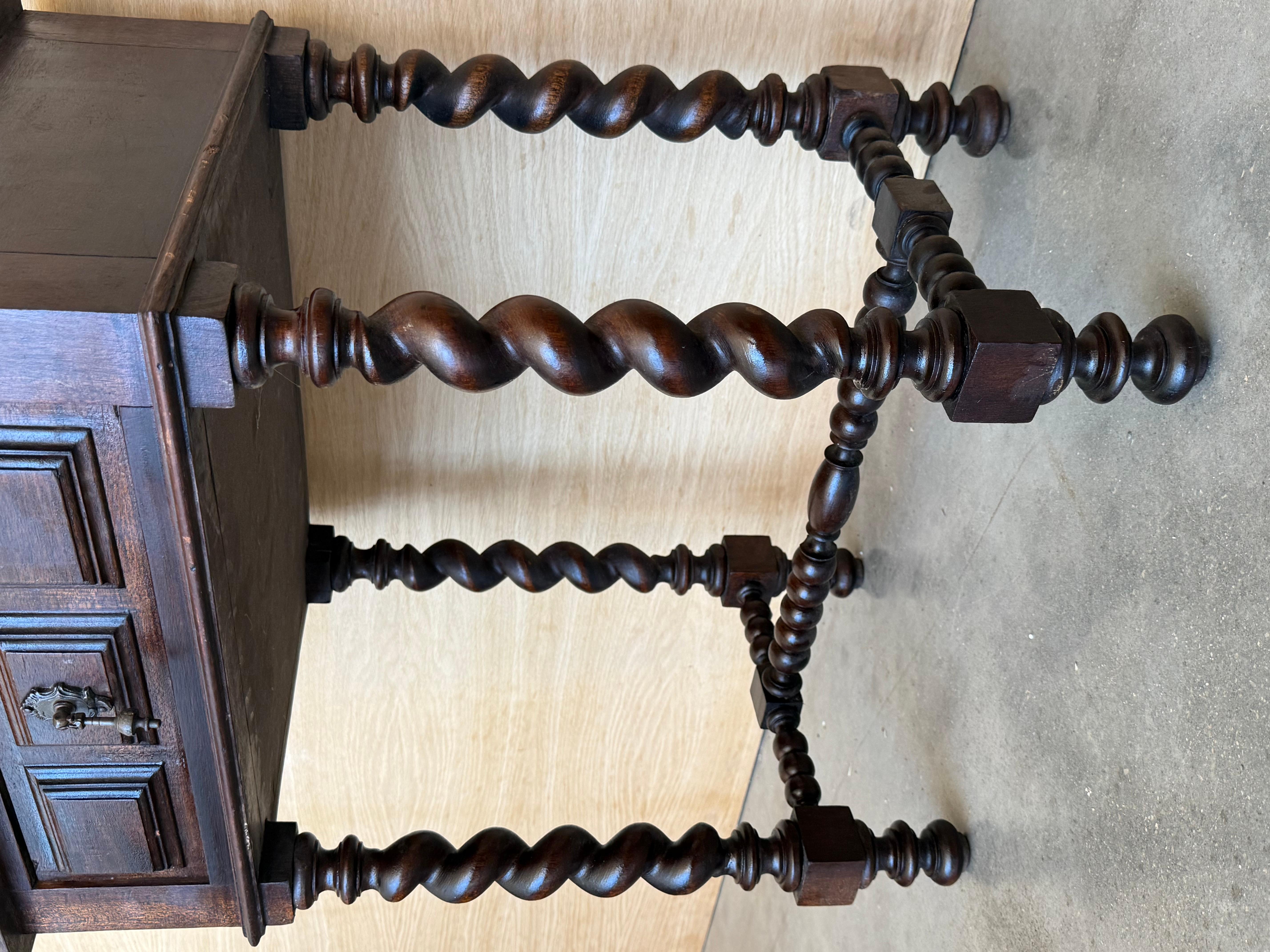 Noyer Paire de tables de nuit espagnoles sculptées avec étagère basse en vente