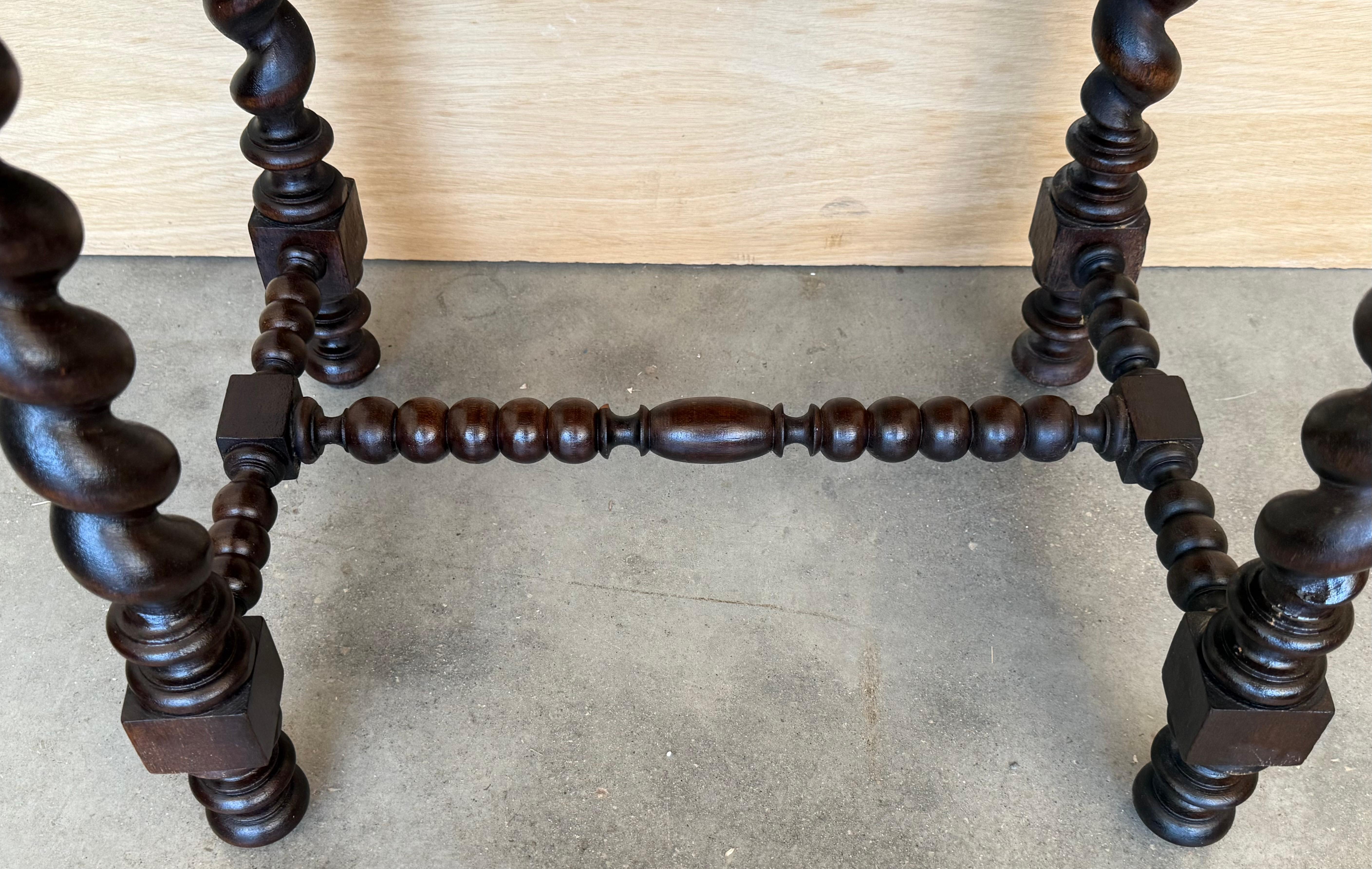 Paire de tables de nuit espagnoles sculptées avec étagère basse en vente 1