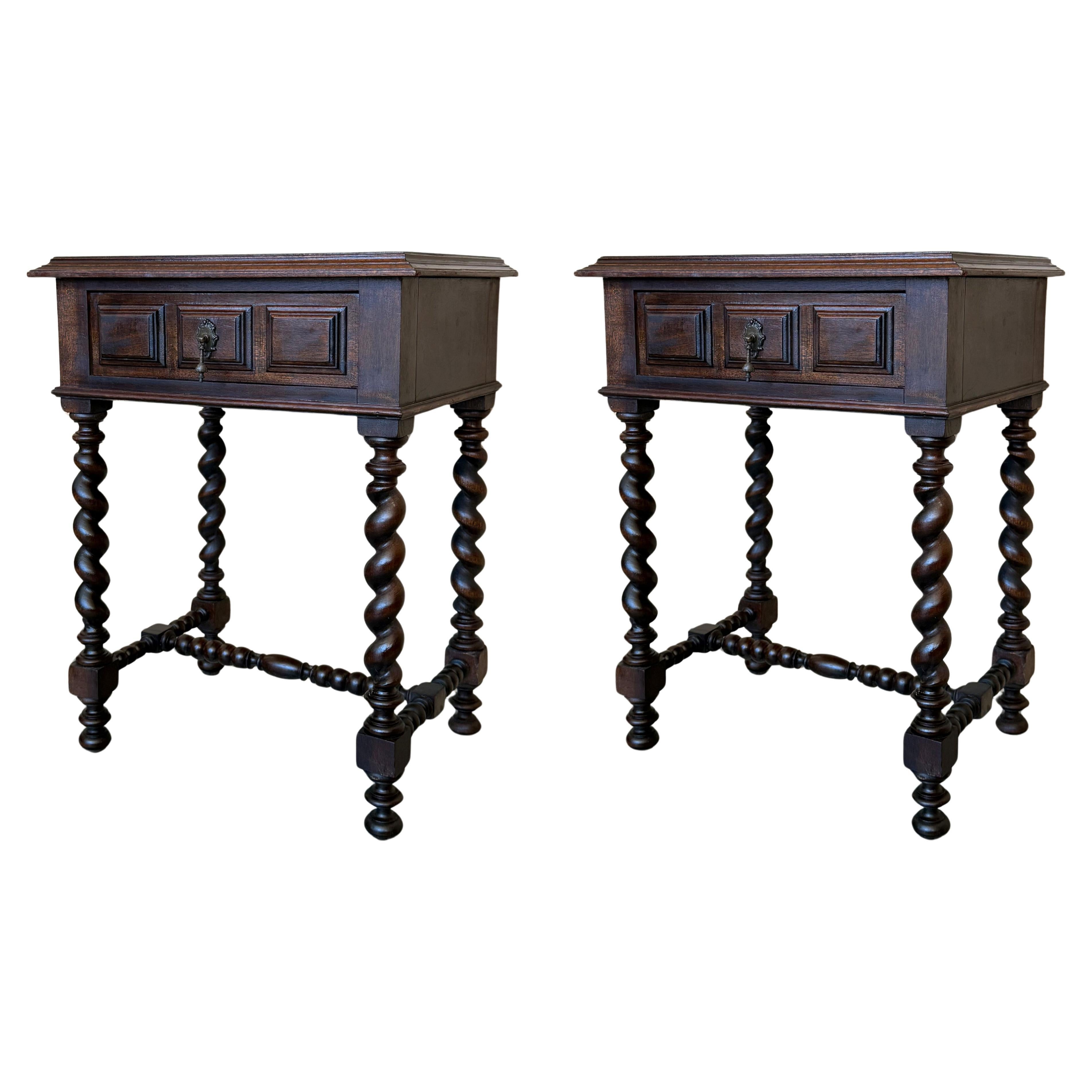 Paire de tables de nuit espagnoles sculptées avec étagère basse