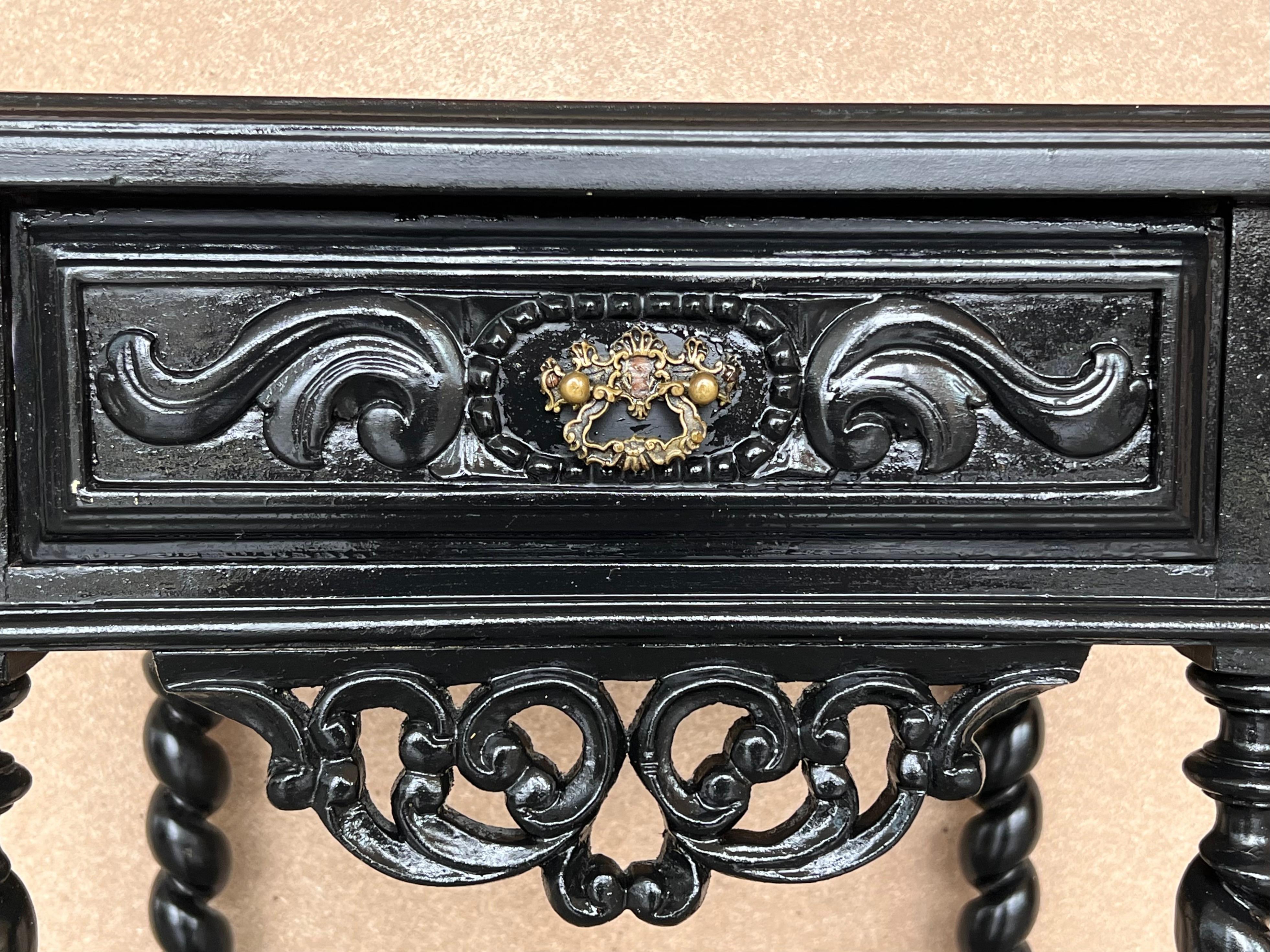 Pair of Carved Spanish Nightstands with Solomonic Columns and Drawer in Black For Sale 3