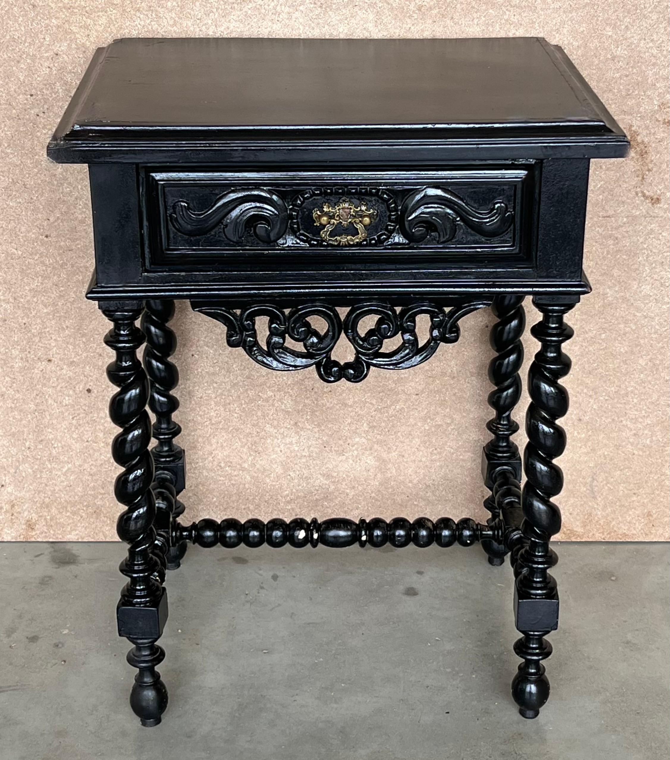 20th century pair of solid carved Spanish nightstands with Solomonic columns and carved crest under the drawers in black ebonized wood.
It has one carved drawer and Solomonic T.form stretcher.
