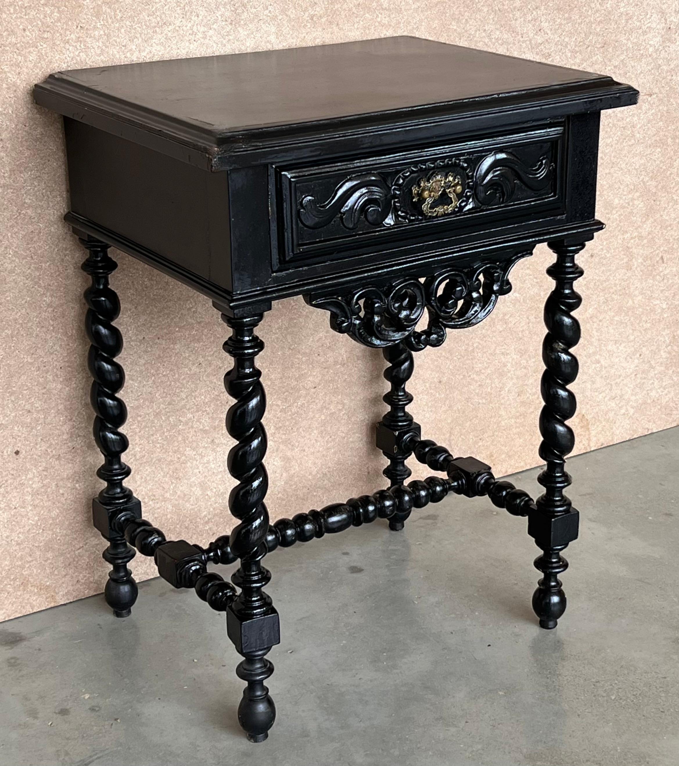 Spanish Colonial Pair of Carved Spanish Nightstands with Solomonic Columns and Drawer in Black For Sale