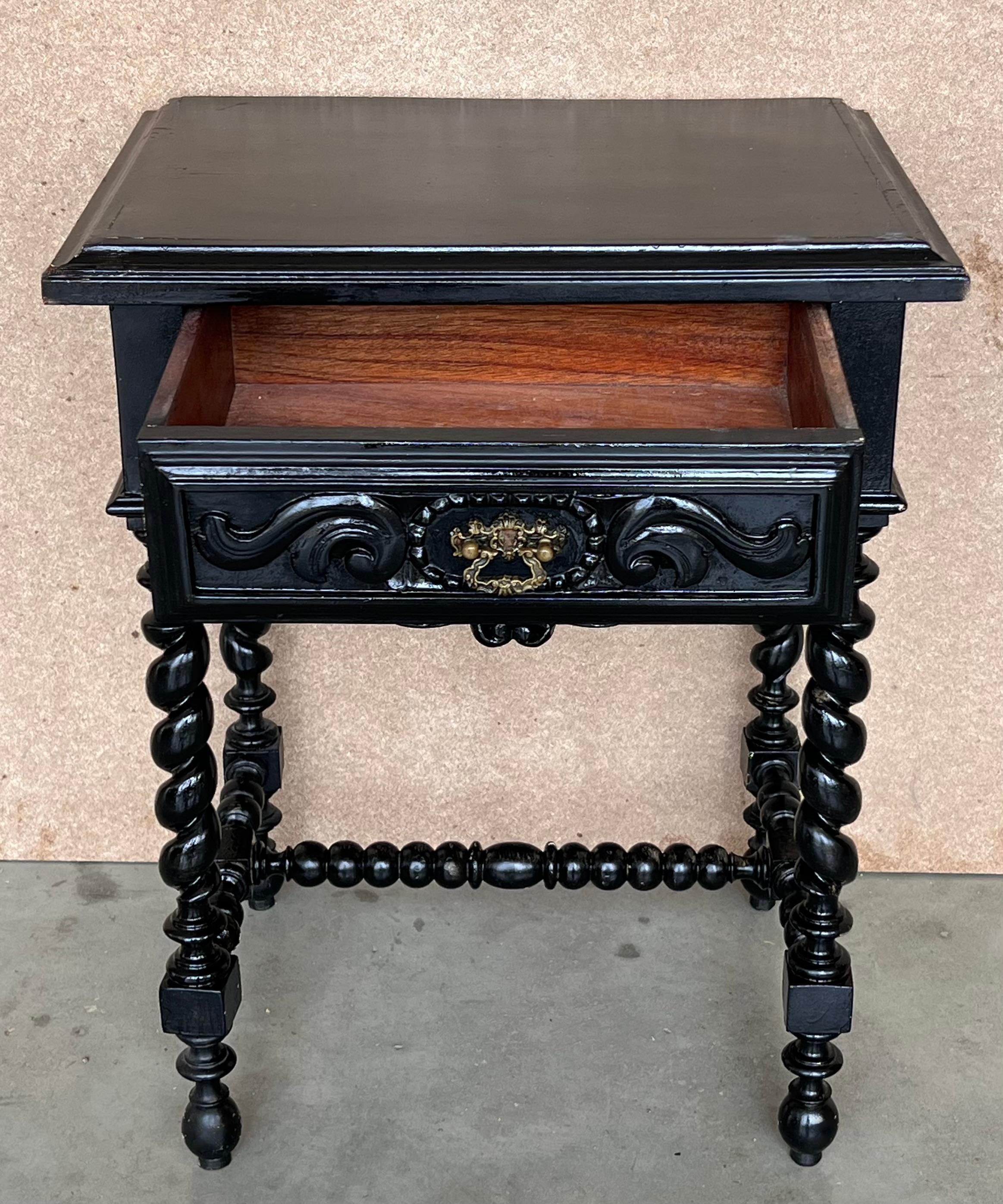 19th Century Pair of Carved Spanish Nightstands with Solomonic Columns and Drawer in Black For Sale