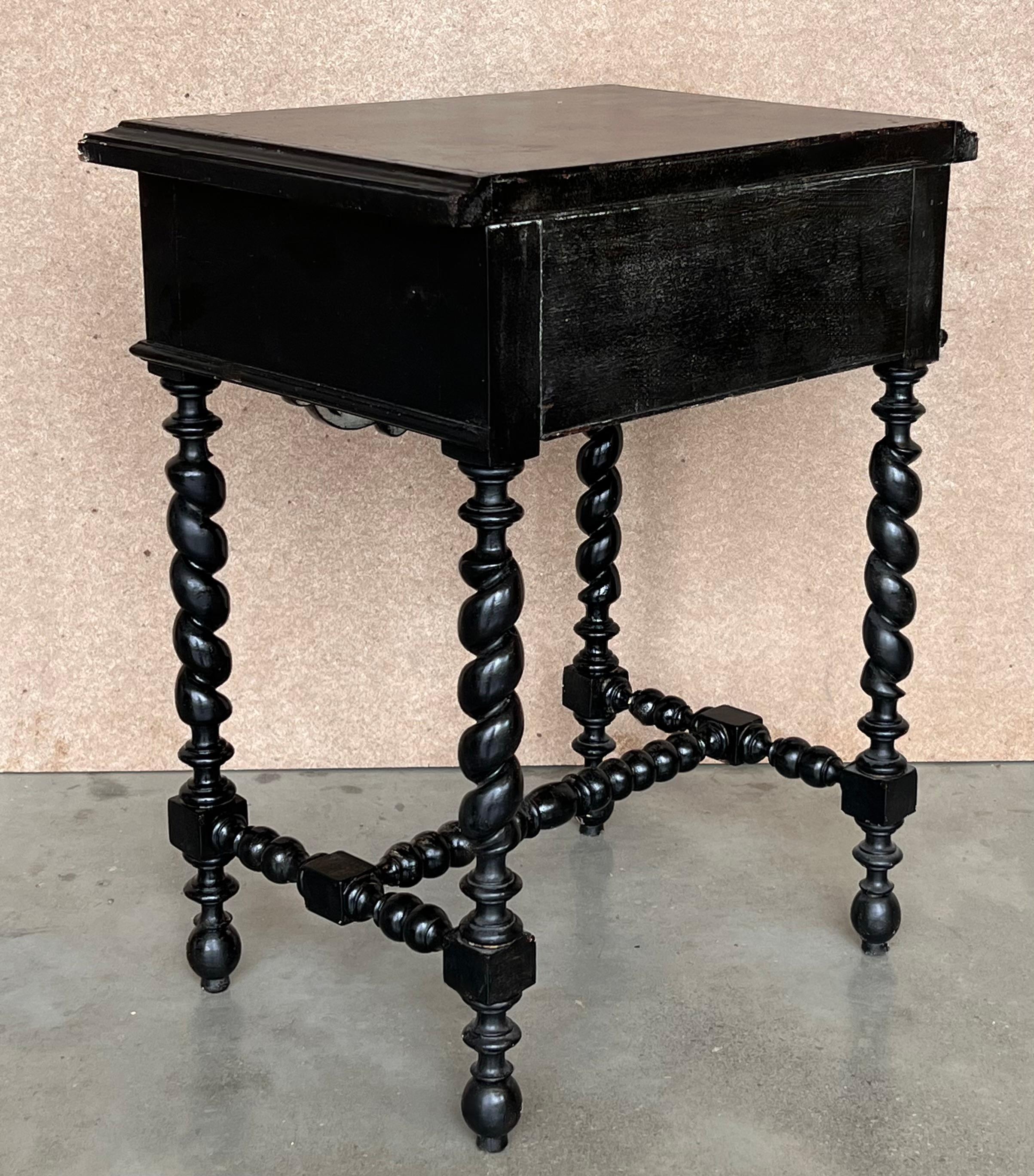 Pair of Carved Spanish Nightstands with Solomonic Columns and Drawer in Black For Sale 1
