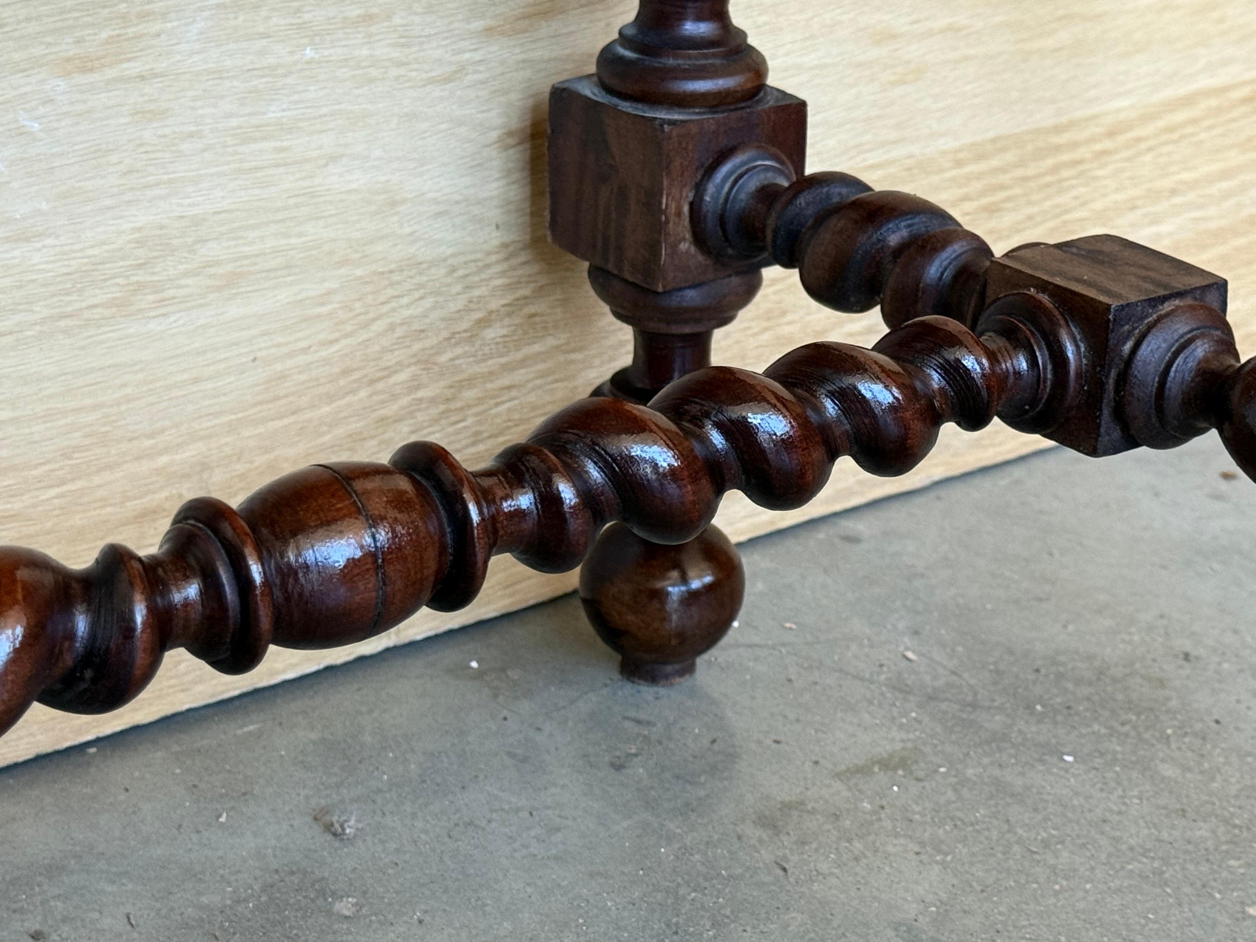 Paire de tables de nuit espagnoles sculptées avec pieds et cimier A Solomon en vente 2