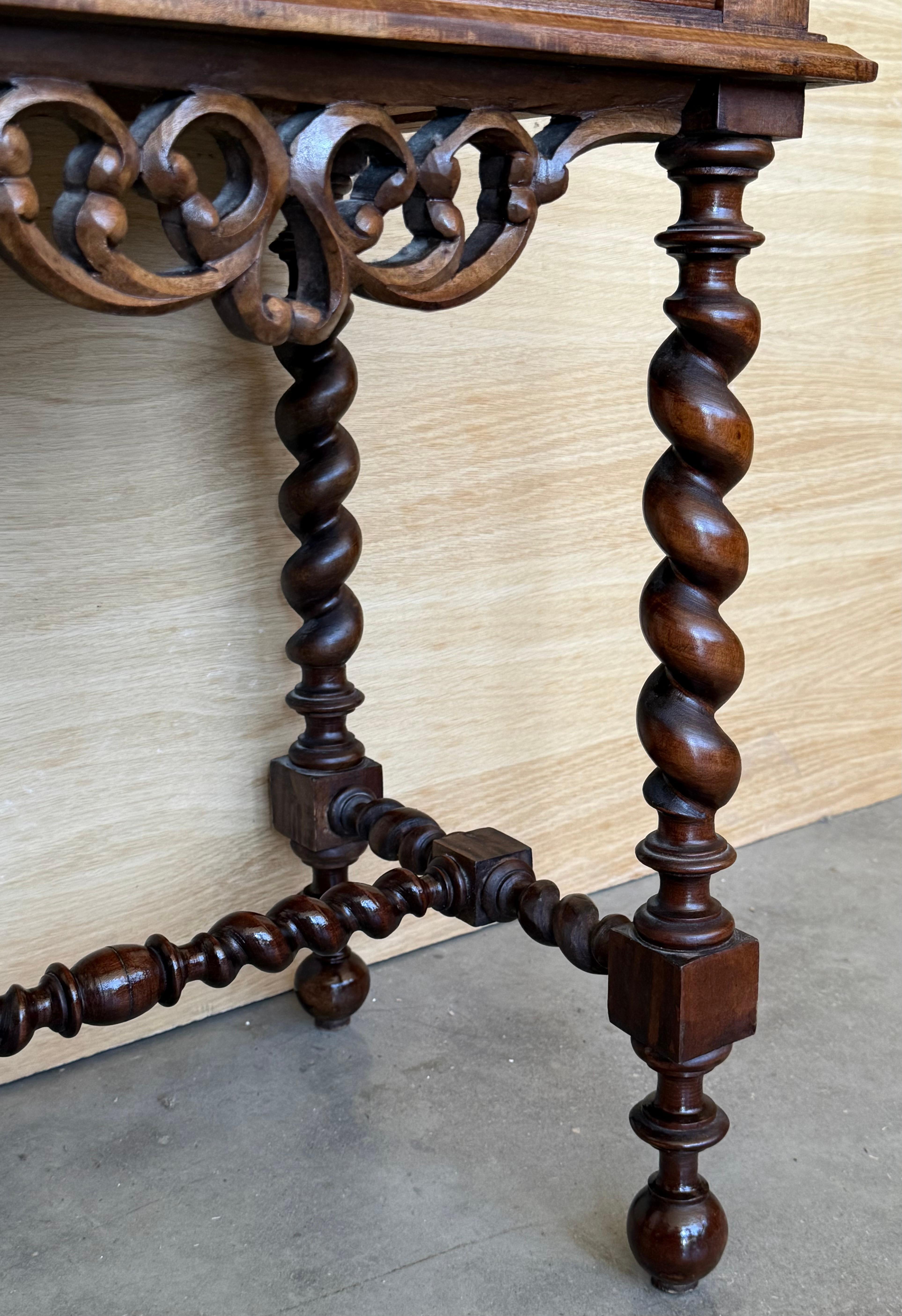 Paire de tables de nuit espagnoles sculptées avec pieds et cimier A Solomon en vente 3