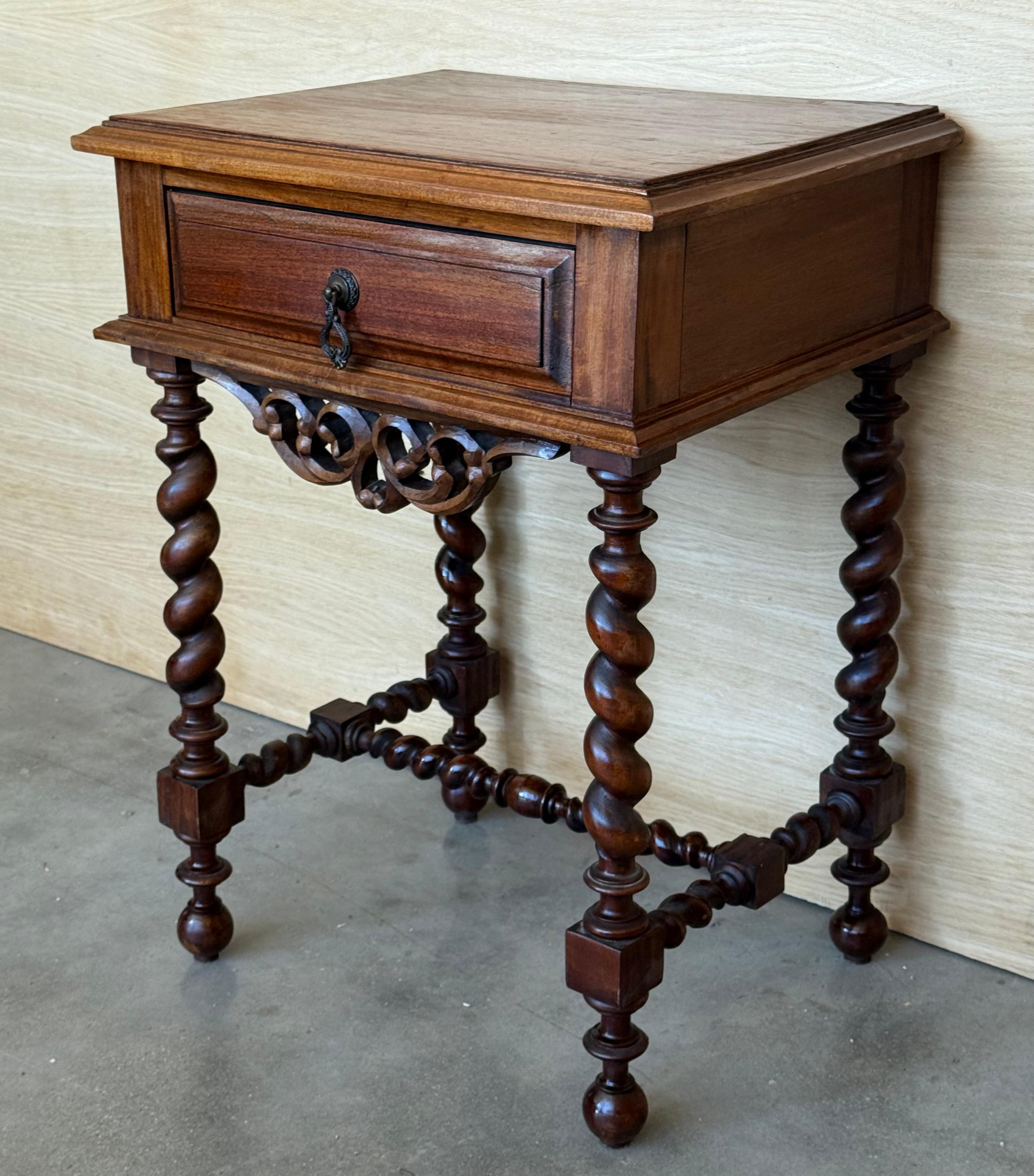 Colonial espagnol Paire de tables de nuit espagnoles sculptées avec pieds et cimier A Solomon en vente