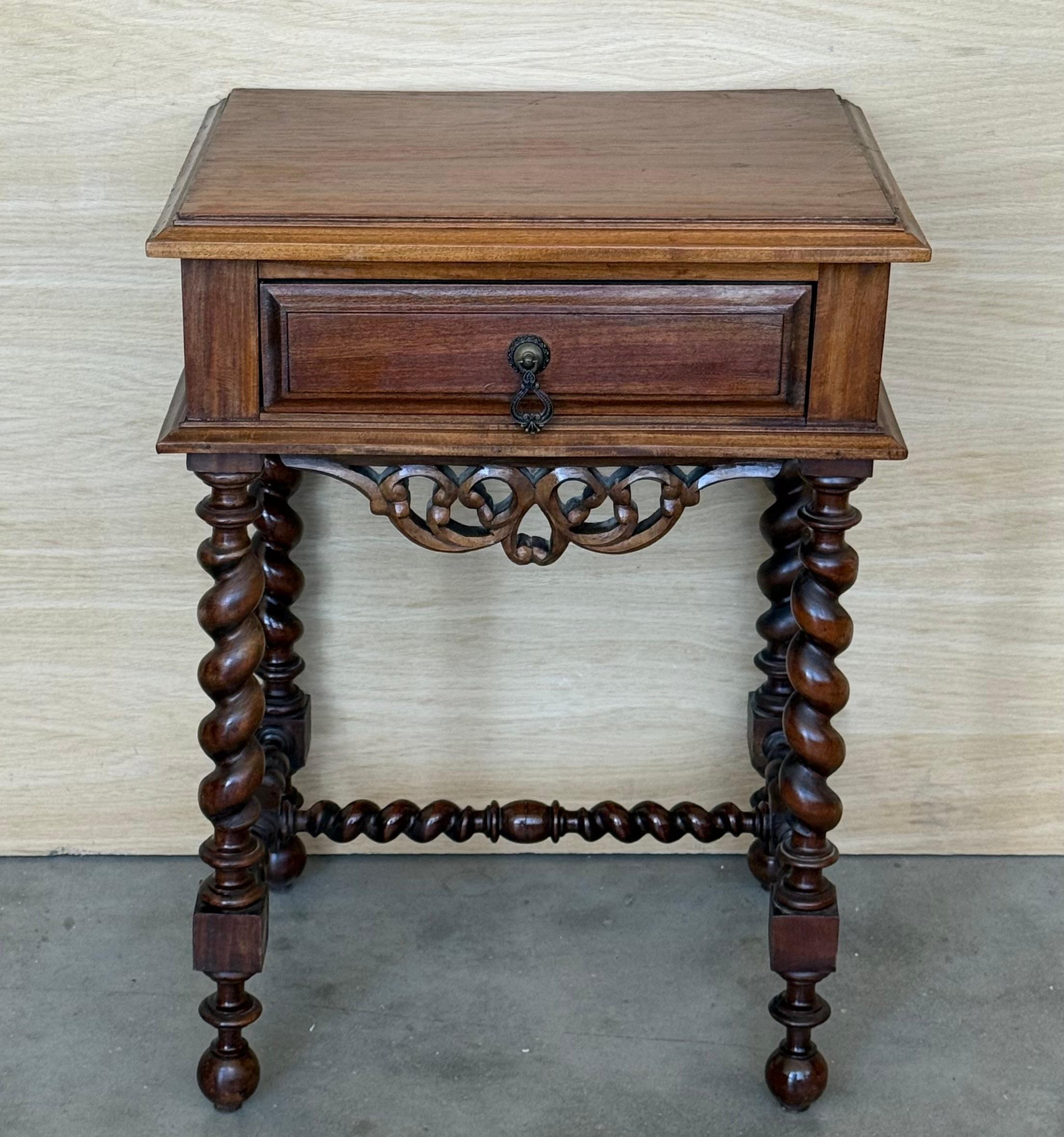 Espagnol Paire de tables de nuit espagnoles sculptées avec pieds et cimier A Solomon en vente