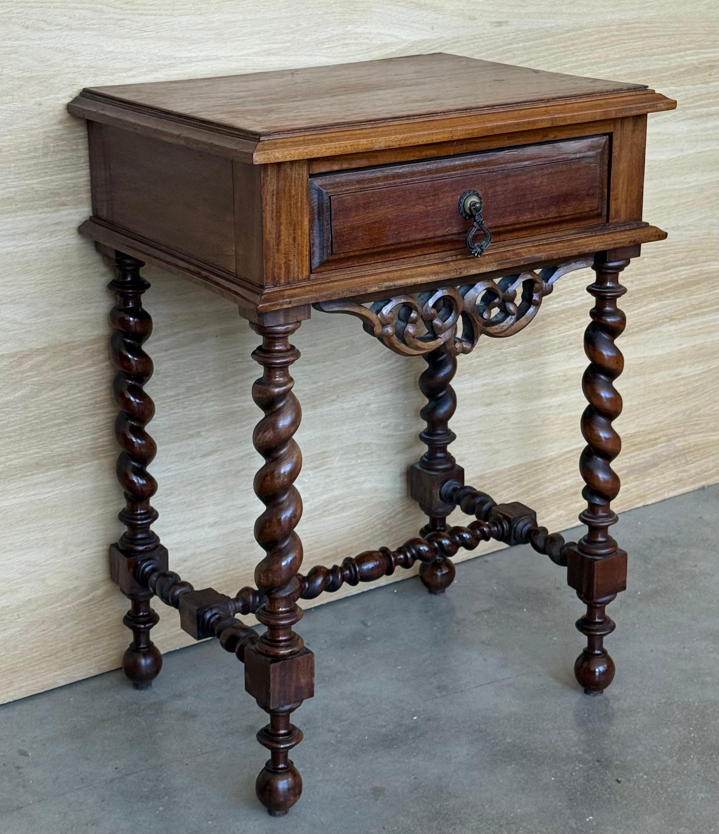 Sculpté à la main Paire de tables de nuit espagnoles sculptées avec pieds et cimier A Solomon en vente