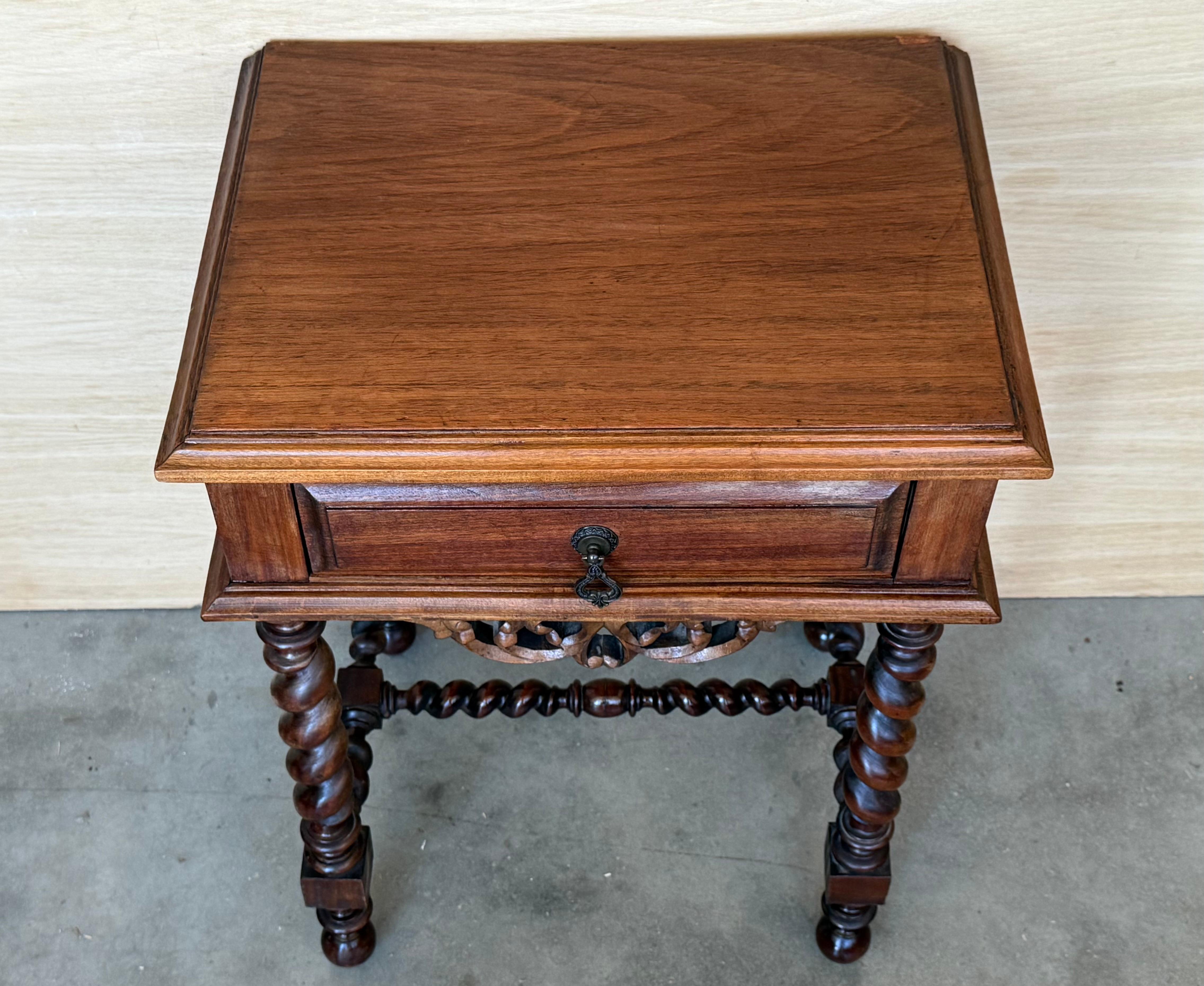 Paire de tables de nuit espagnoles sculptées avec pieds et cimier A Solomon Bon état - En vente à Miami, FL