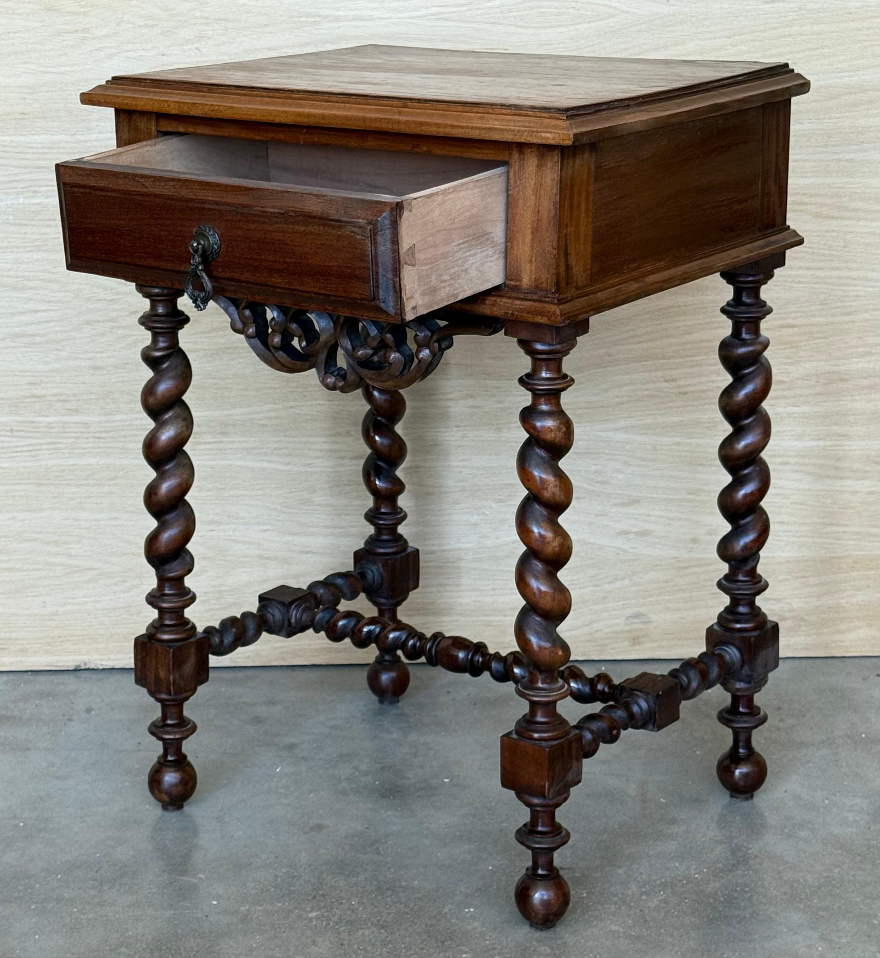 XIXe siècle Paire de tables de nuit espagnoles sculptées avec pieds et cimier A Solomon en vente