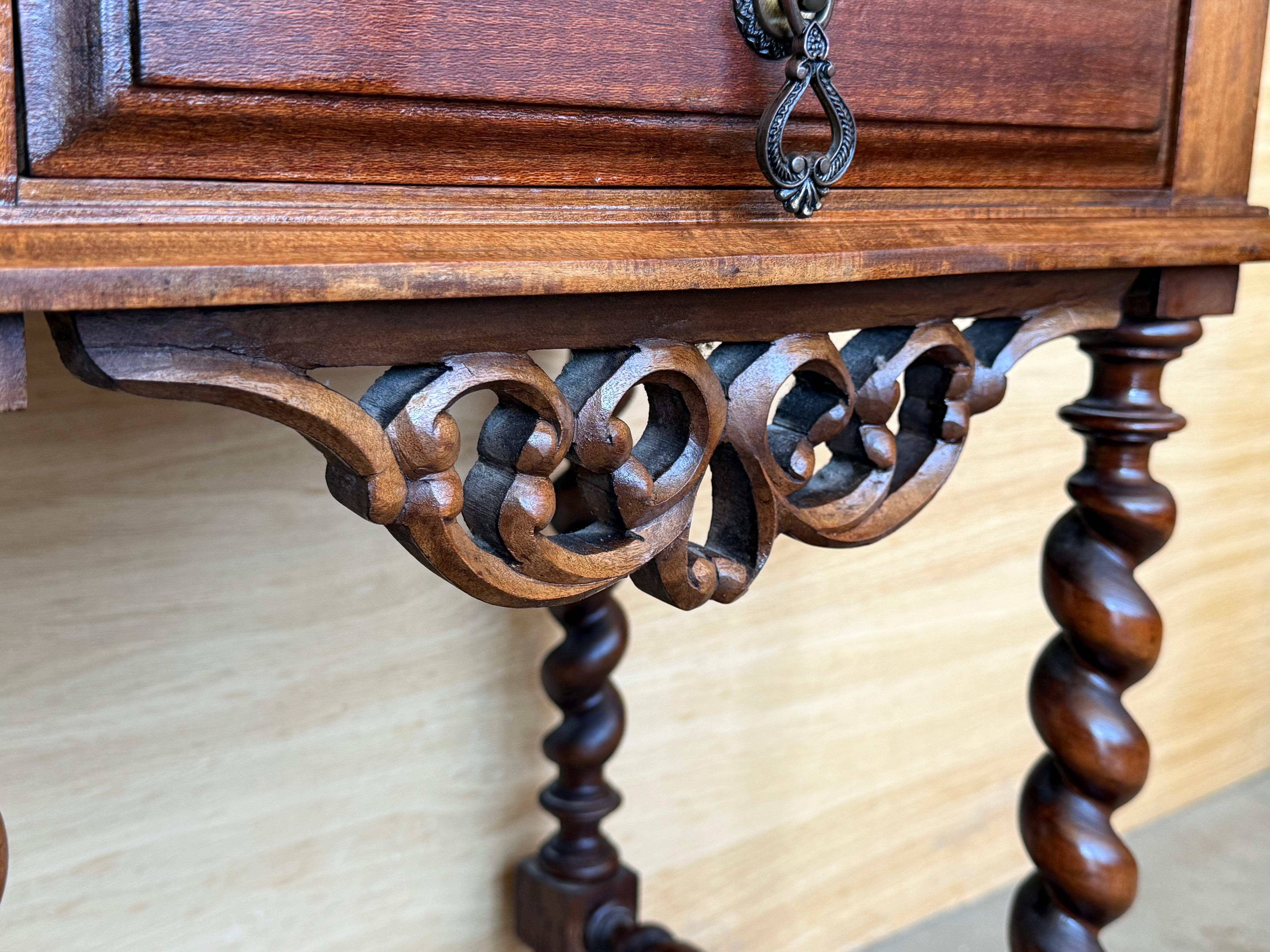 Noyer Paire de tables de nuit espagnoles sculptées avec pieds et cimier A Solomon en vente