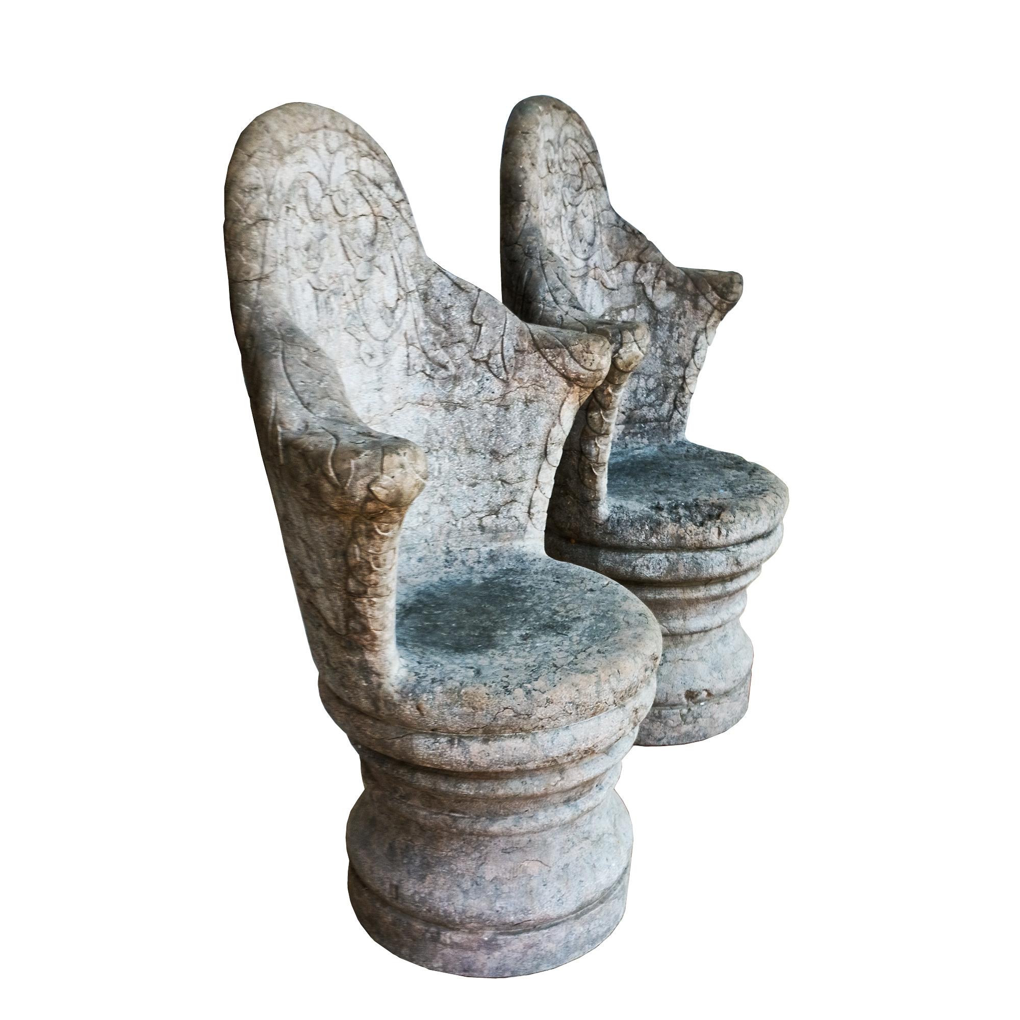 Paire de petits fauteuils en pierre sculptée, décor végétal, superbe travail, pièces très lourdes (+- 150 kg chacune)

Espagne vers 1880-1900