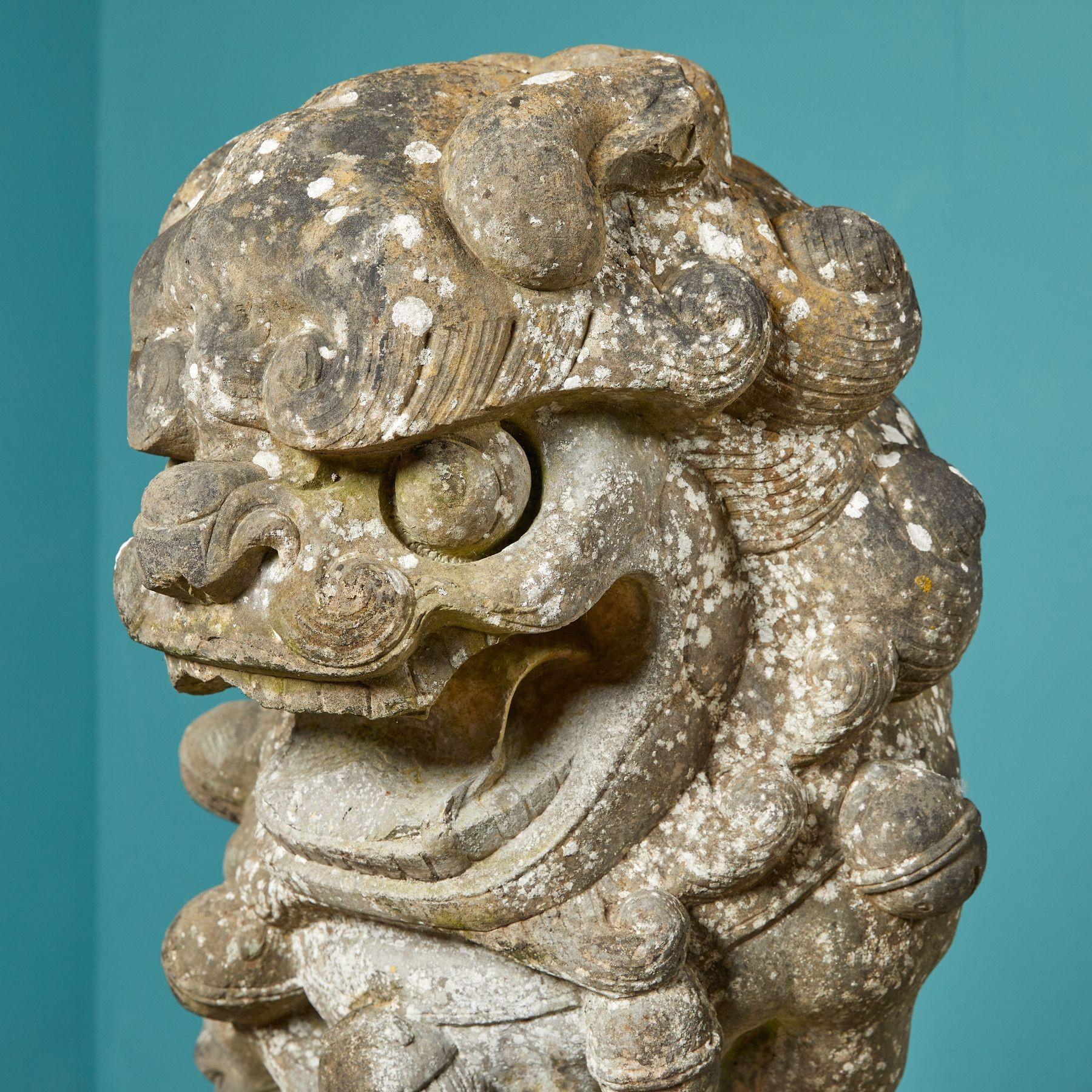 Sculpté Paire de statues de lion gardien chinois en pierre sculptée en vente