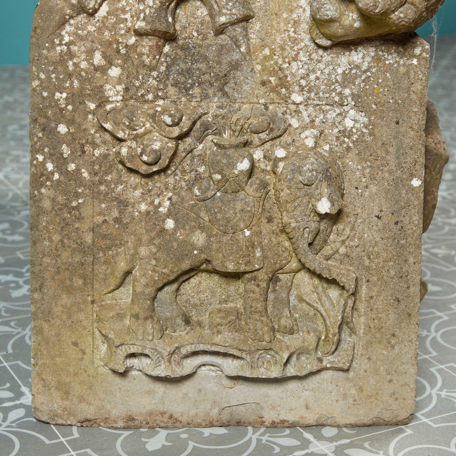 Paire de statues de lion gardien chinois en pierre sculptée Bon état - En vente à Wormelow, Herefordshire