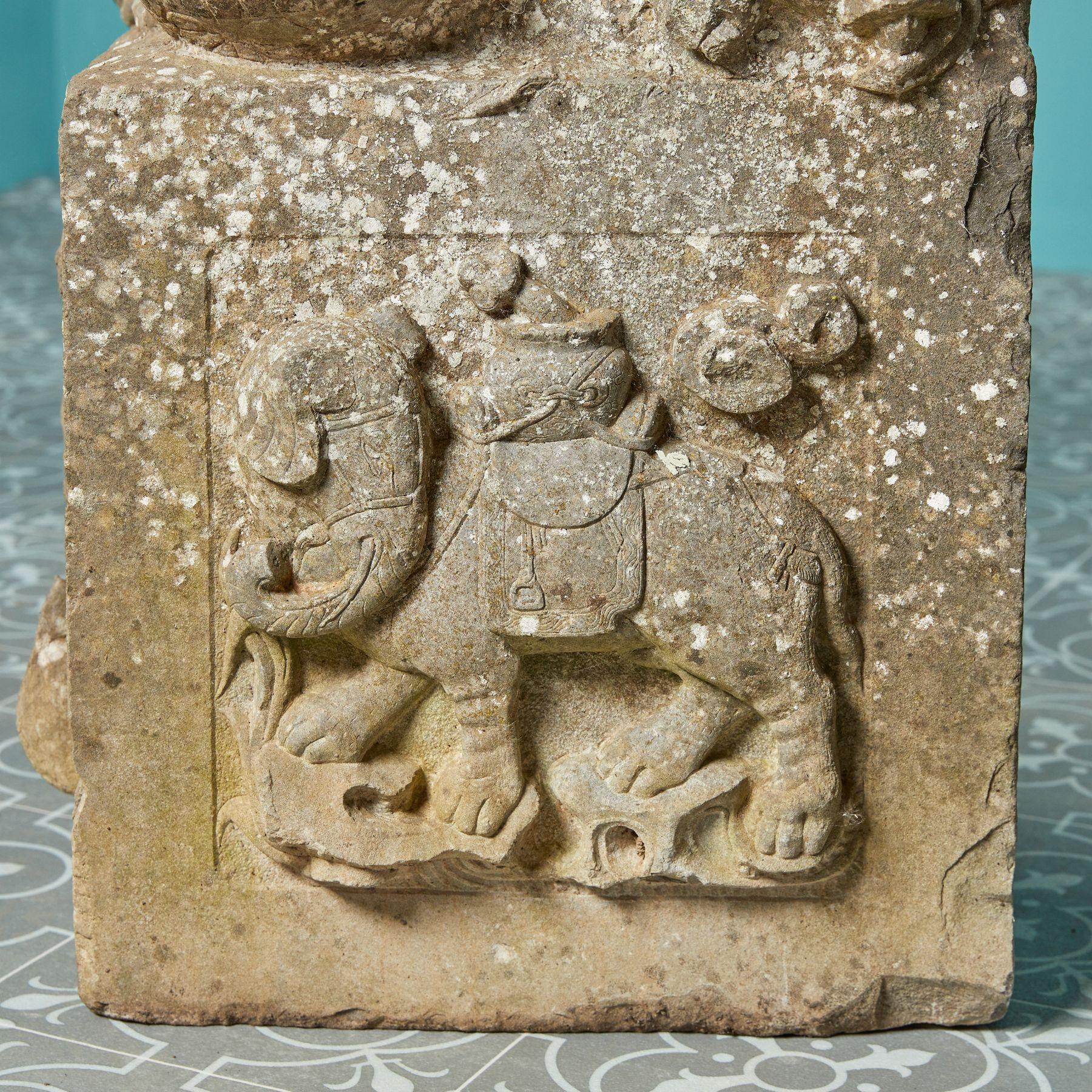 XIXe siècle Paire de statues de lion gardien chinois en pierre sculptée en vente