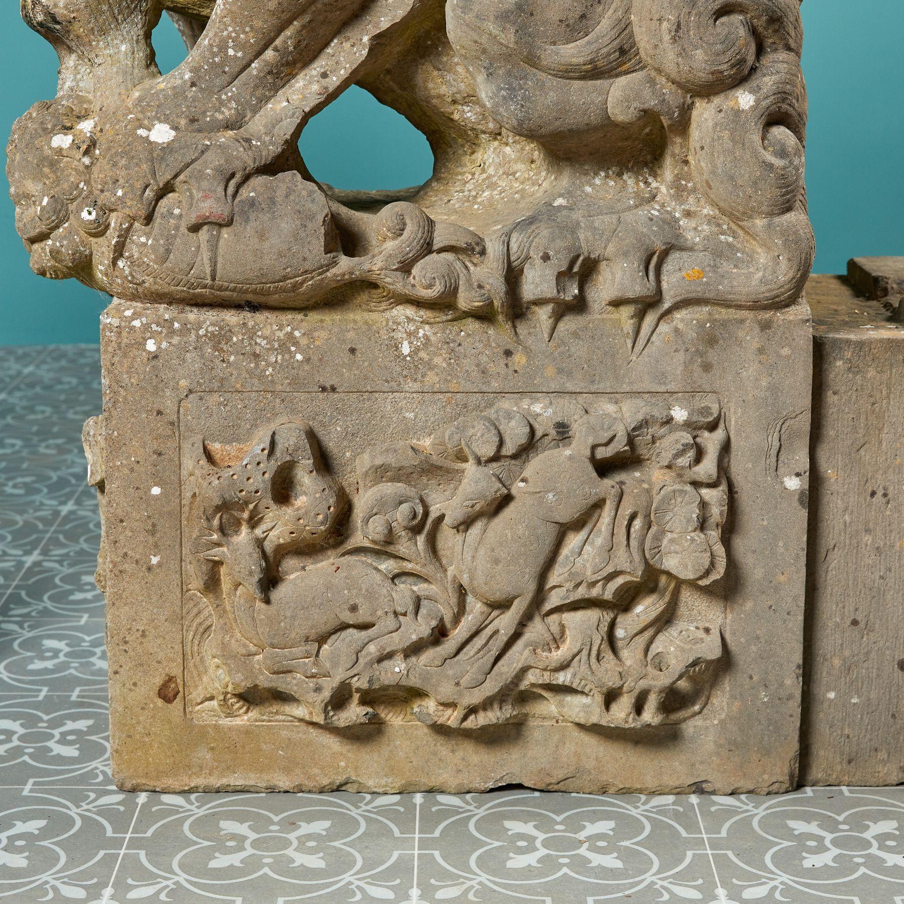 Grès Paire de statues de lion gardien chinois en pierre sculptée en vente