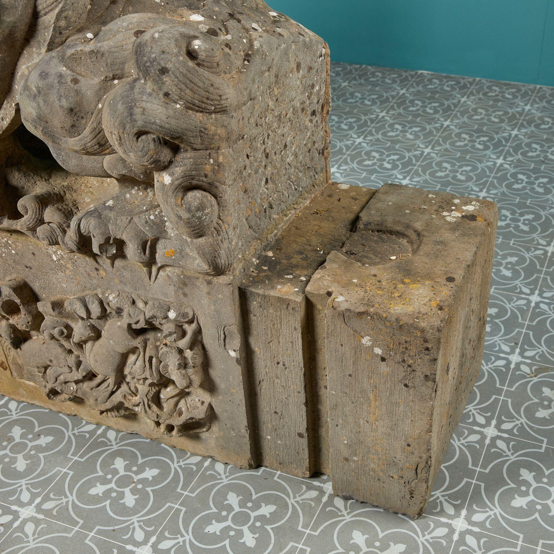 Paire de statues de lion gardien chinois en pierre sculptée en vente 1