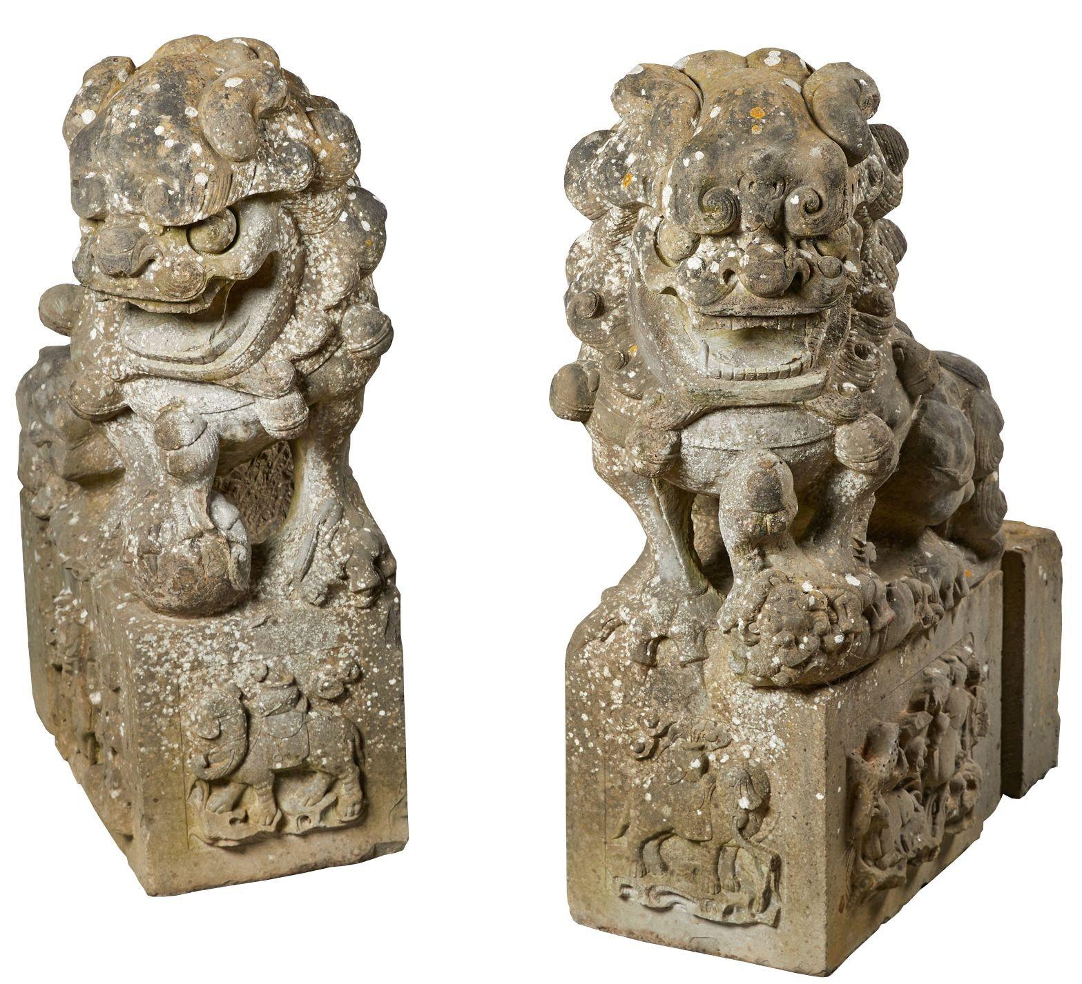 Paire de statues de lion gardien chinois en pierre sculptée en vente 2