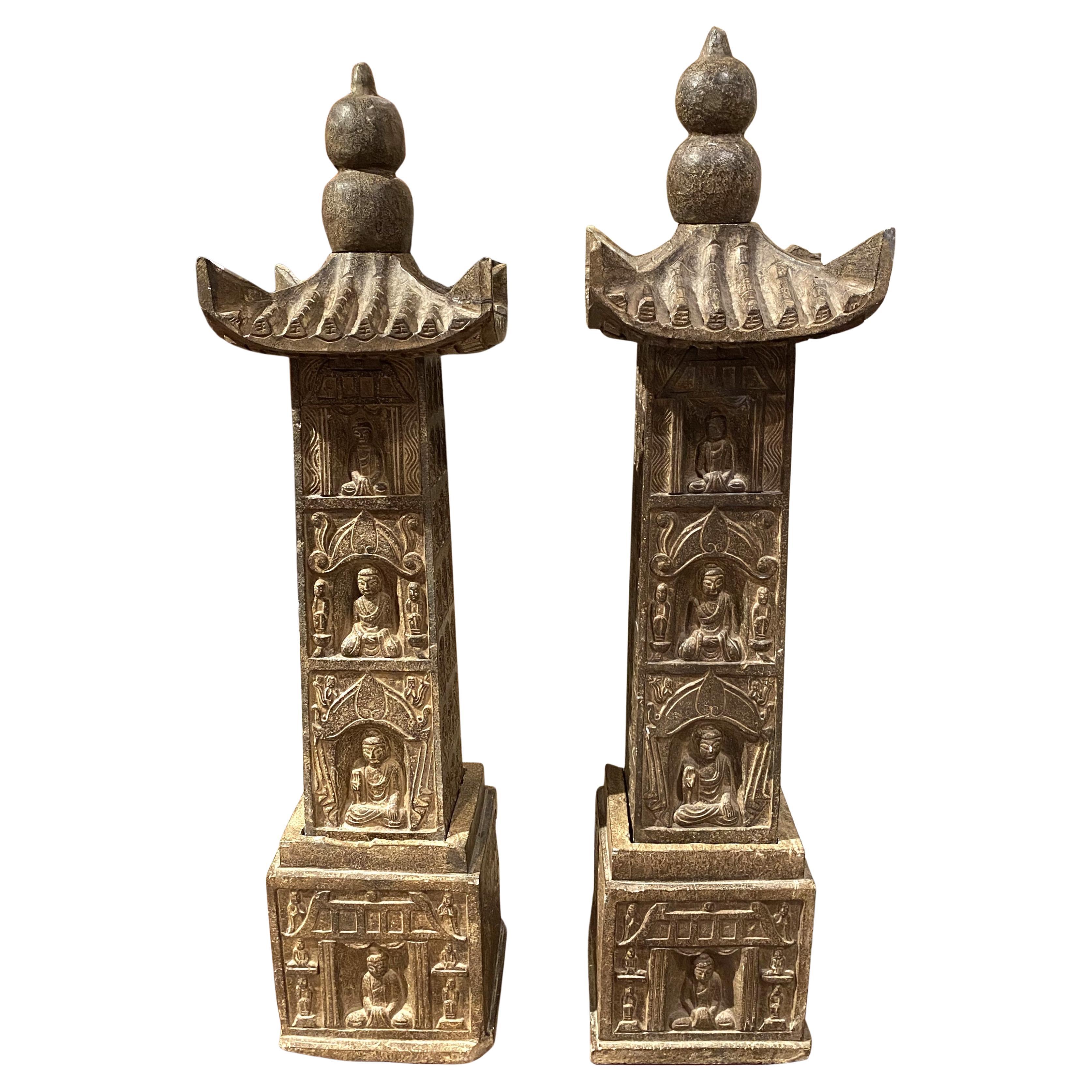 Paire de pagodes chinoises en pierre sculptée à décor figuratif