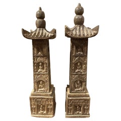 Paire de pagodes chinoises en pierre sculptée à décor figuratif