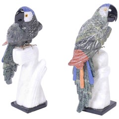 Paire de perroquets en pierre sculptée