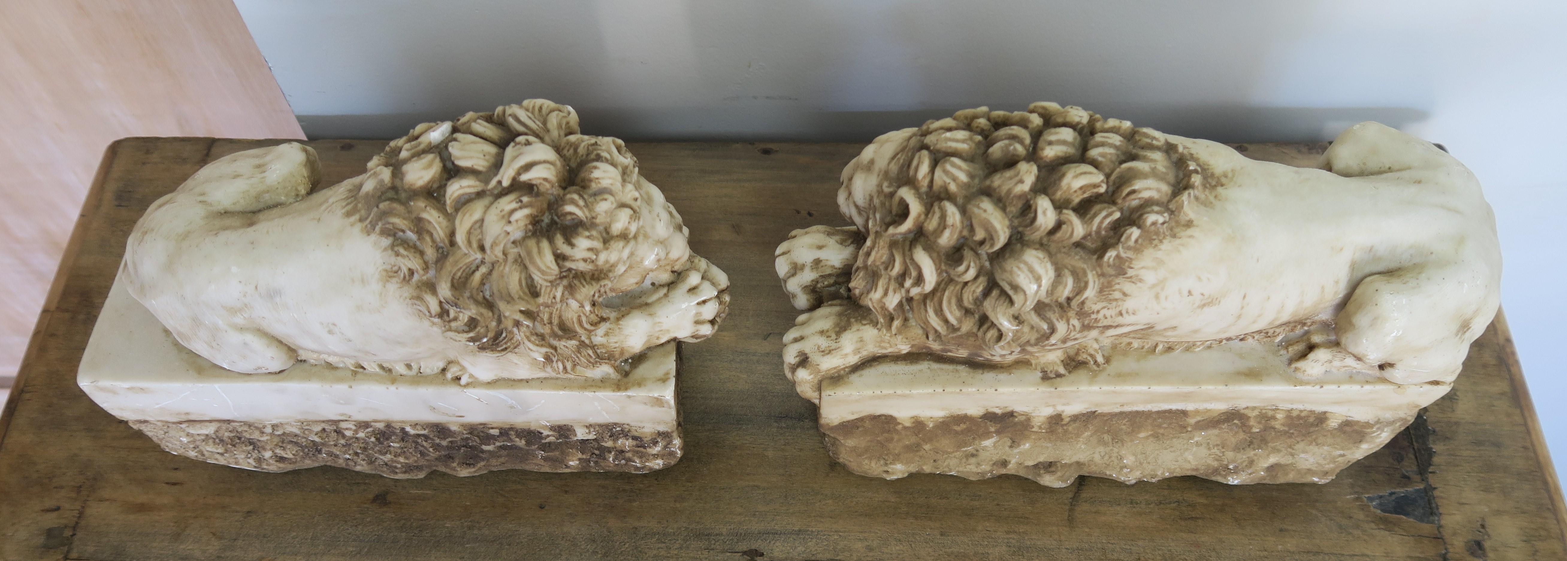 Paire de répliques de lions en pierre sculptée originaires d'Antonio Canova 3