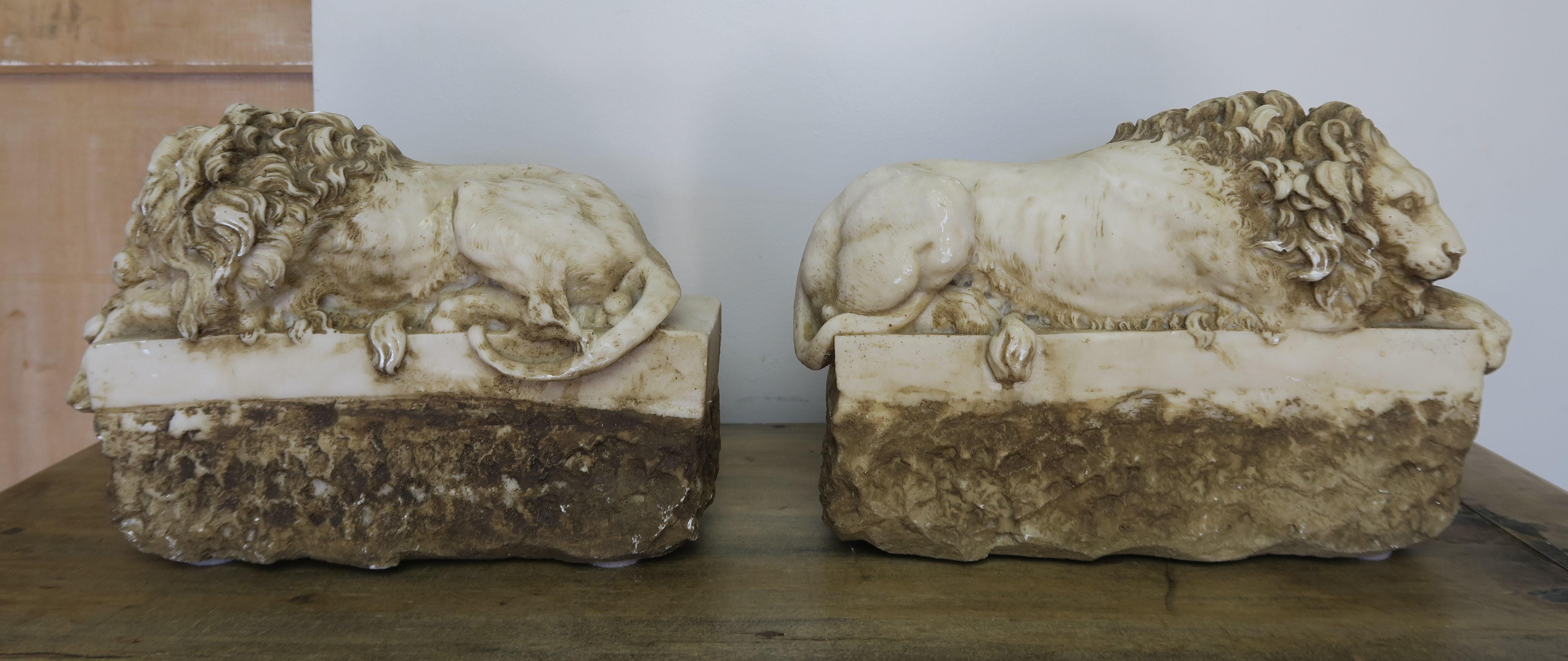 Renaissance Paire de répliques de lions en pierre sculptée originaires d'Antonio Canova