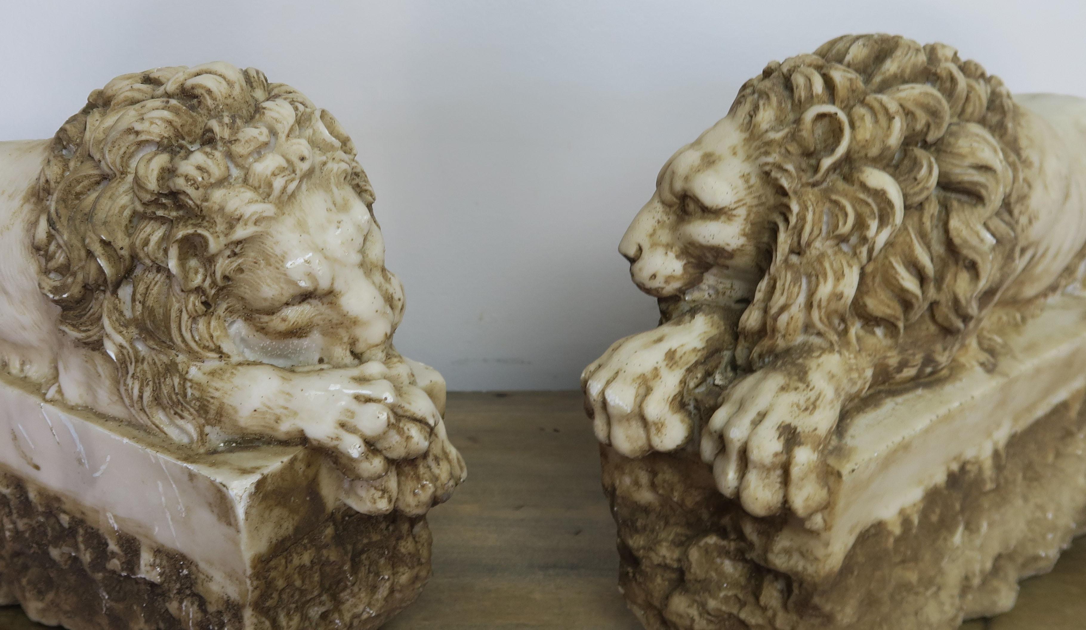 20ième siècle Paire de répliques de lions en pierre sculptée originaires d'Antonio Canova