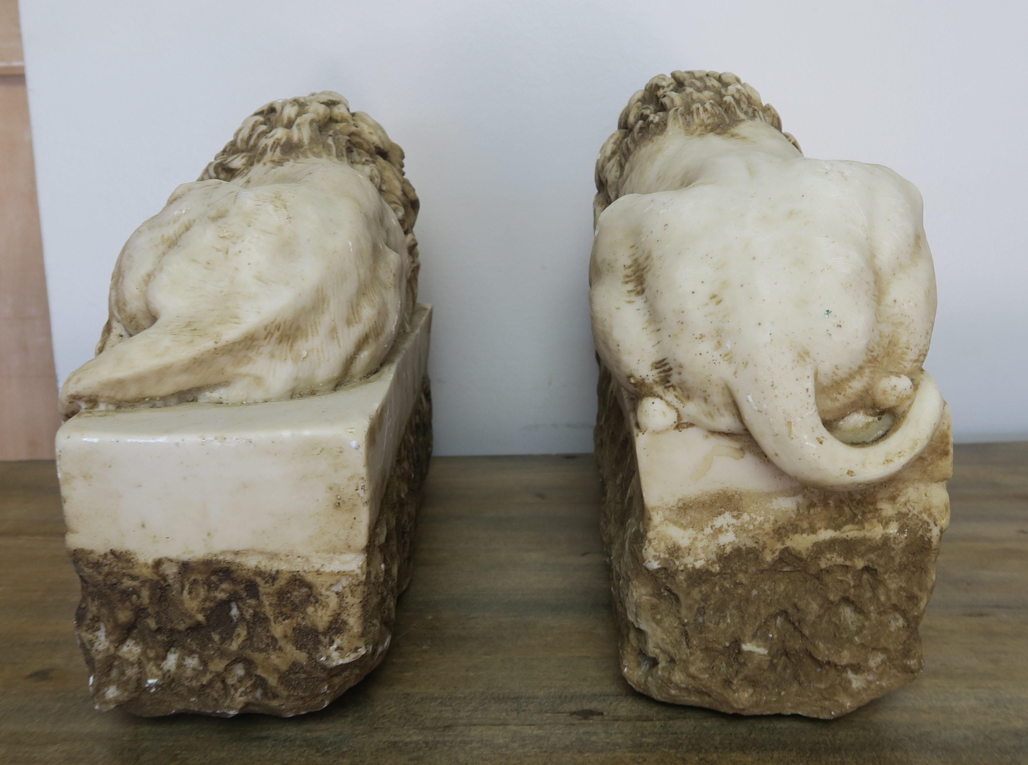 Calcaire Paire de répliques de lions en pierre sculptée originaires d'Antonio Canova