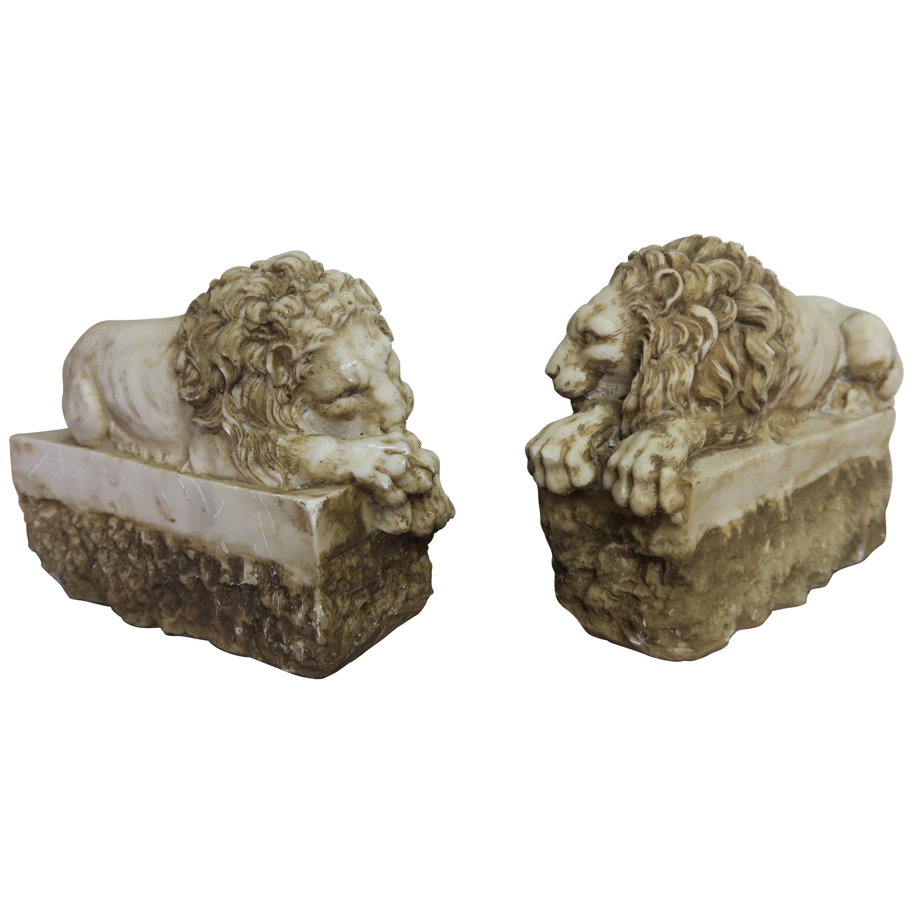 Paire de répliques de lions en pierre sculptée originaires d'Antonio Canova