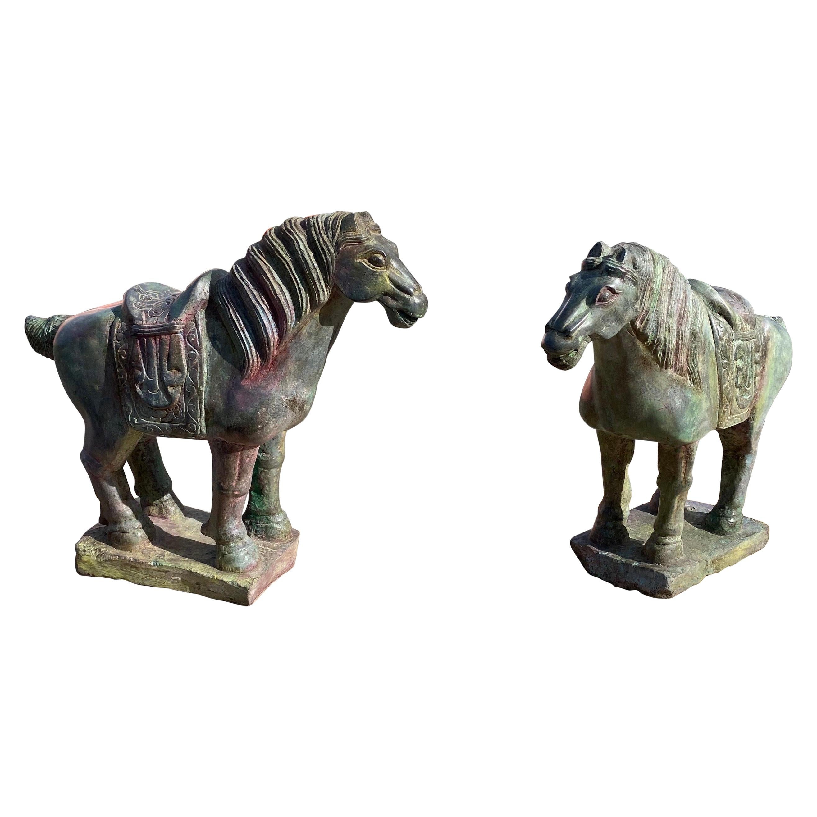 Paire de chevaux à queue d'artifice en pierre sculptée