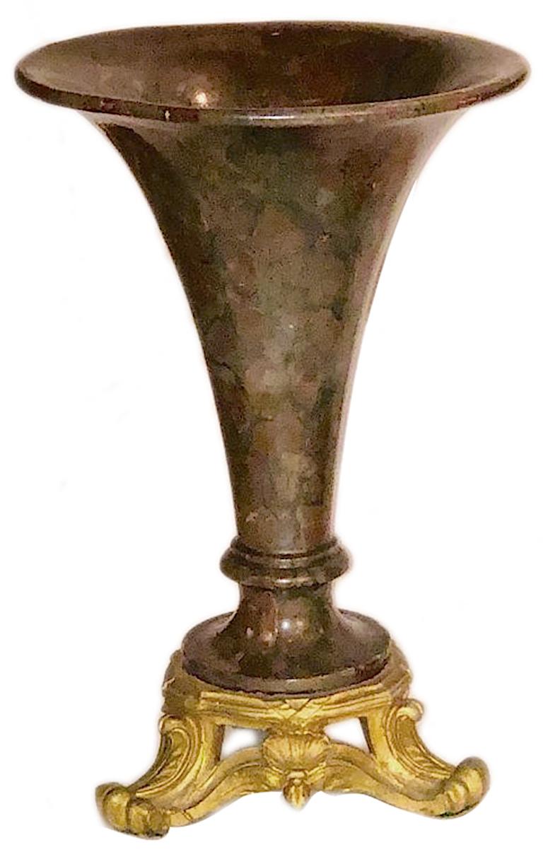 Ein Paar französische Vasen aus geschnitztem Porphyr aus der Zeit um 1900 mit Sockeln aus vergoldeter Bronze.

Abmessungen:
Höhe: 11″
Durchmesser: 7