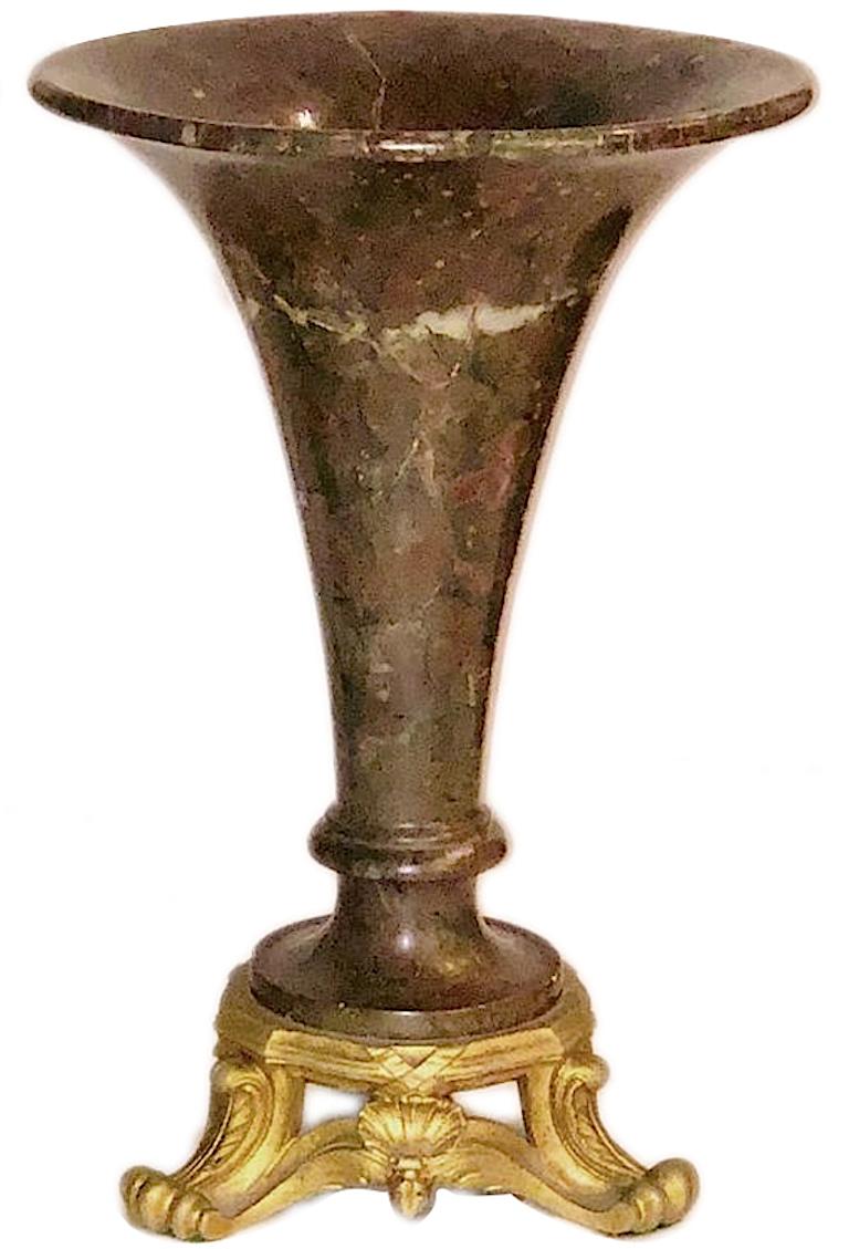 Paar Vasen aus geschnitztem Stein (Französisch) im Angebot