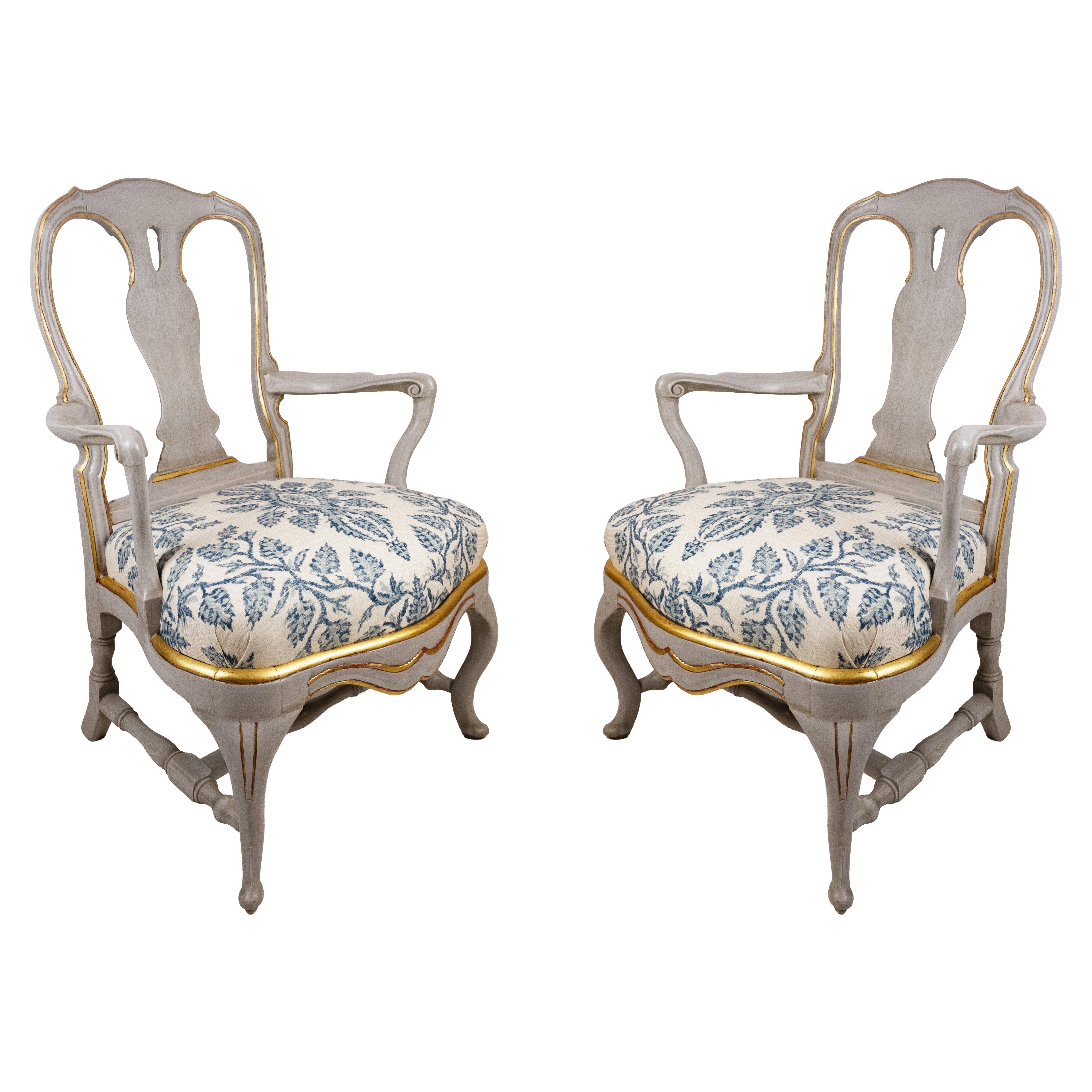 Paire de chaises suédoises sculptées de style baroque en vente