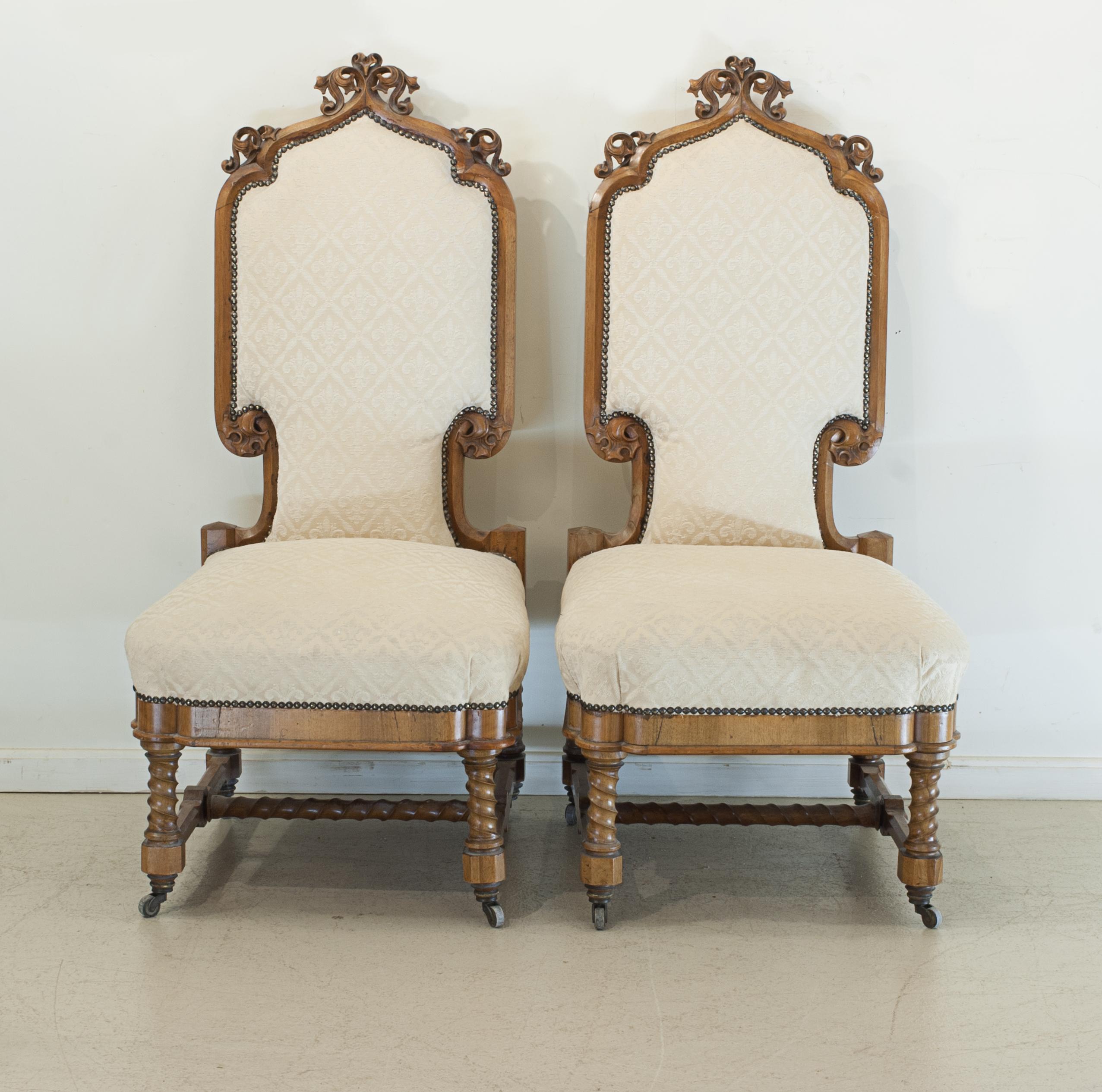 Paire de chaises de salon sculptées et tapissées en vente 3