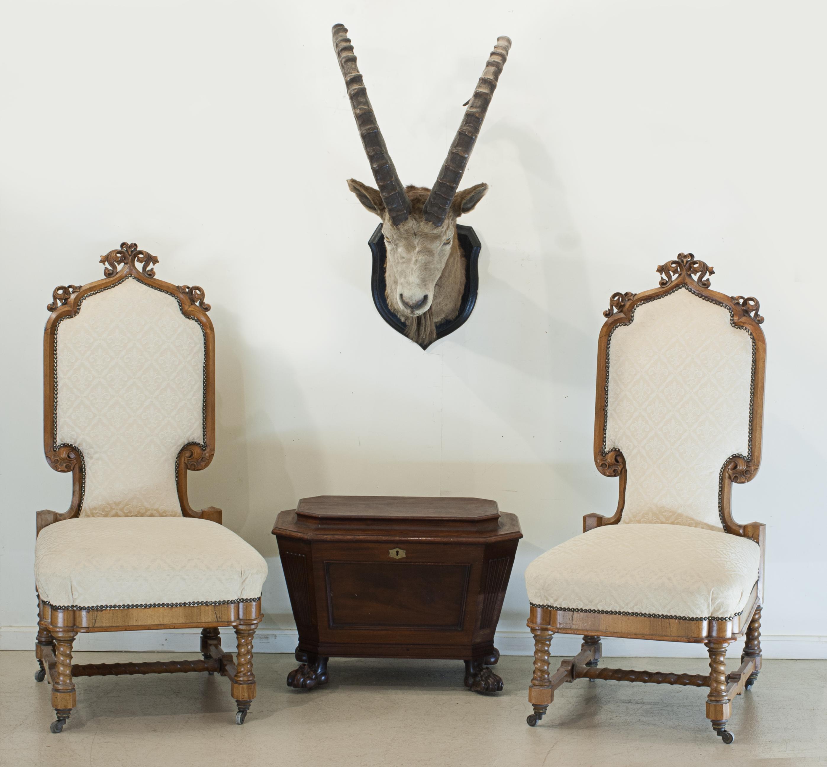 Arts and Crafts Paire de chaises de salon sculptées et tapissées en vente