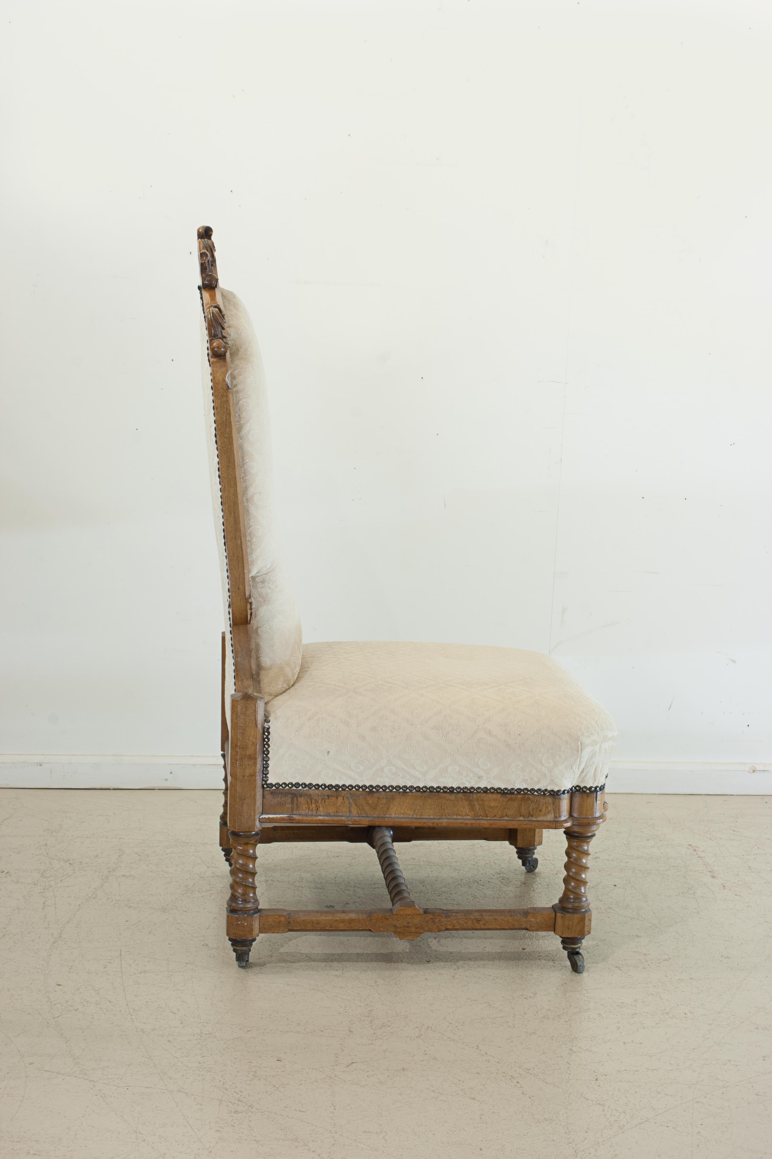 Fin du XIXe siècle Paire de chaises de salon sculptées et tapissées en vente
