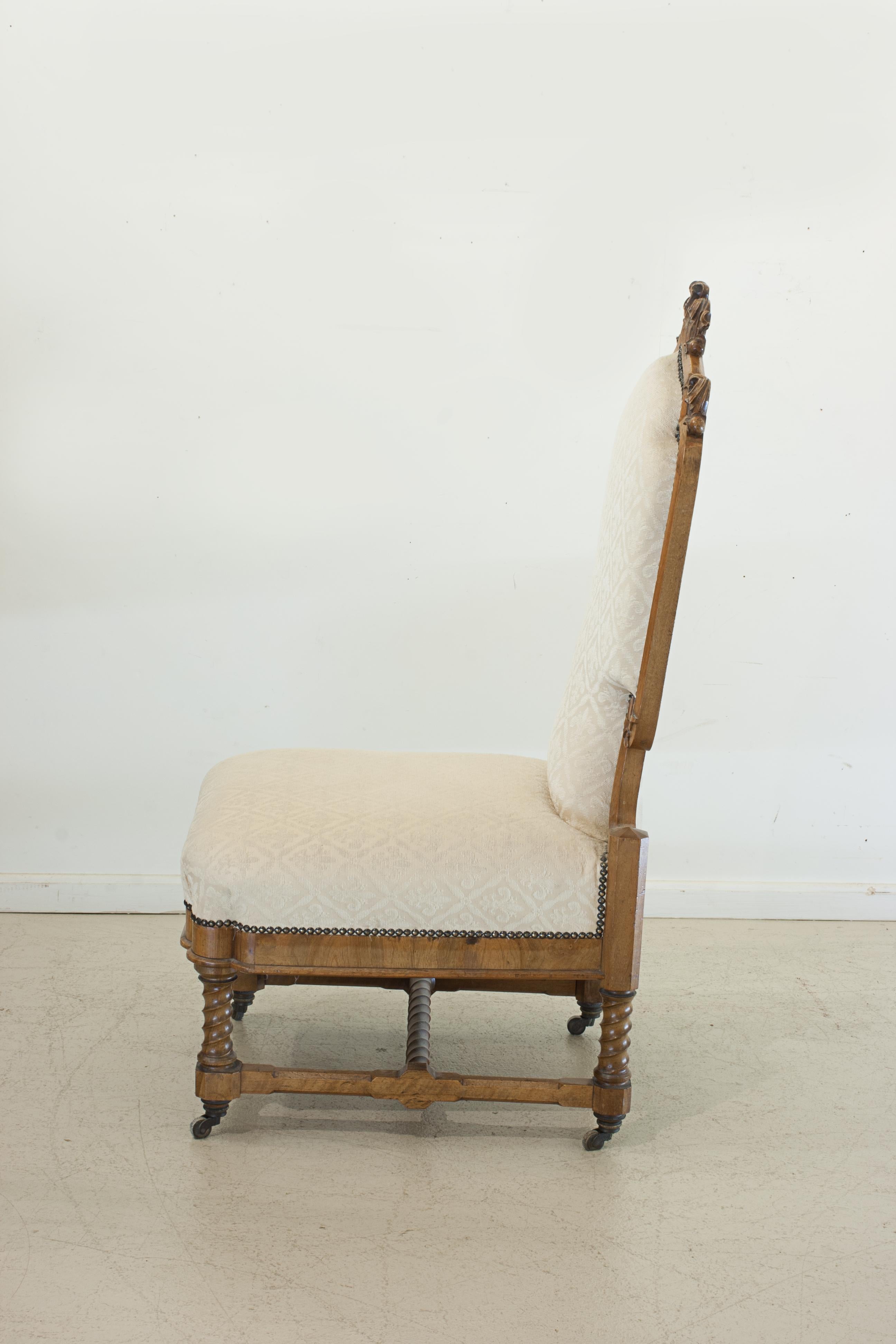 Paire de chaises de salon sculptées et tapissées en vente 1