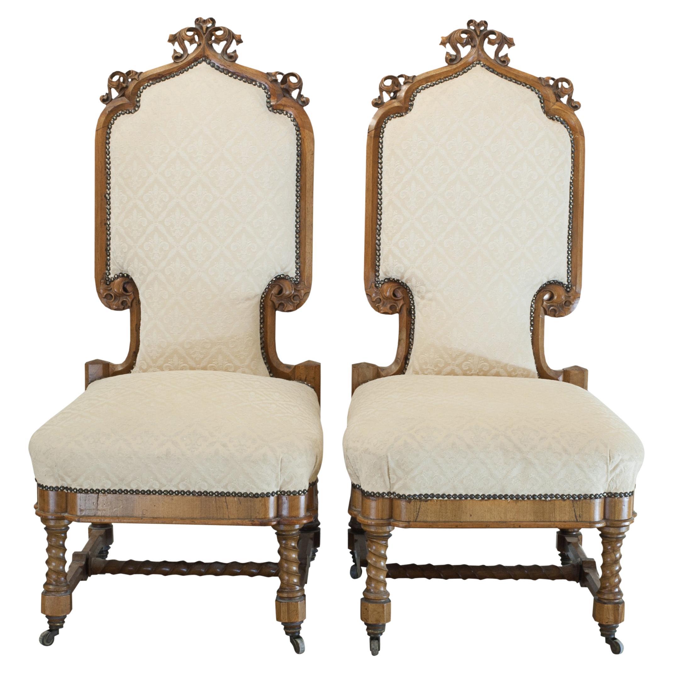 Paire de chaises de salon sculptées et tapissées en vente