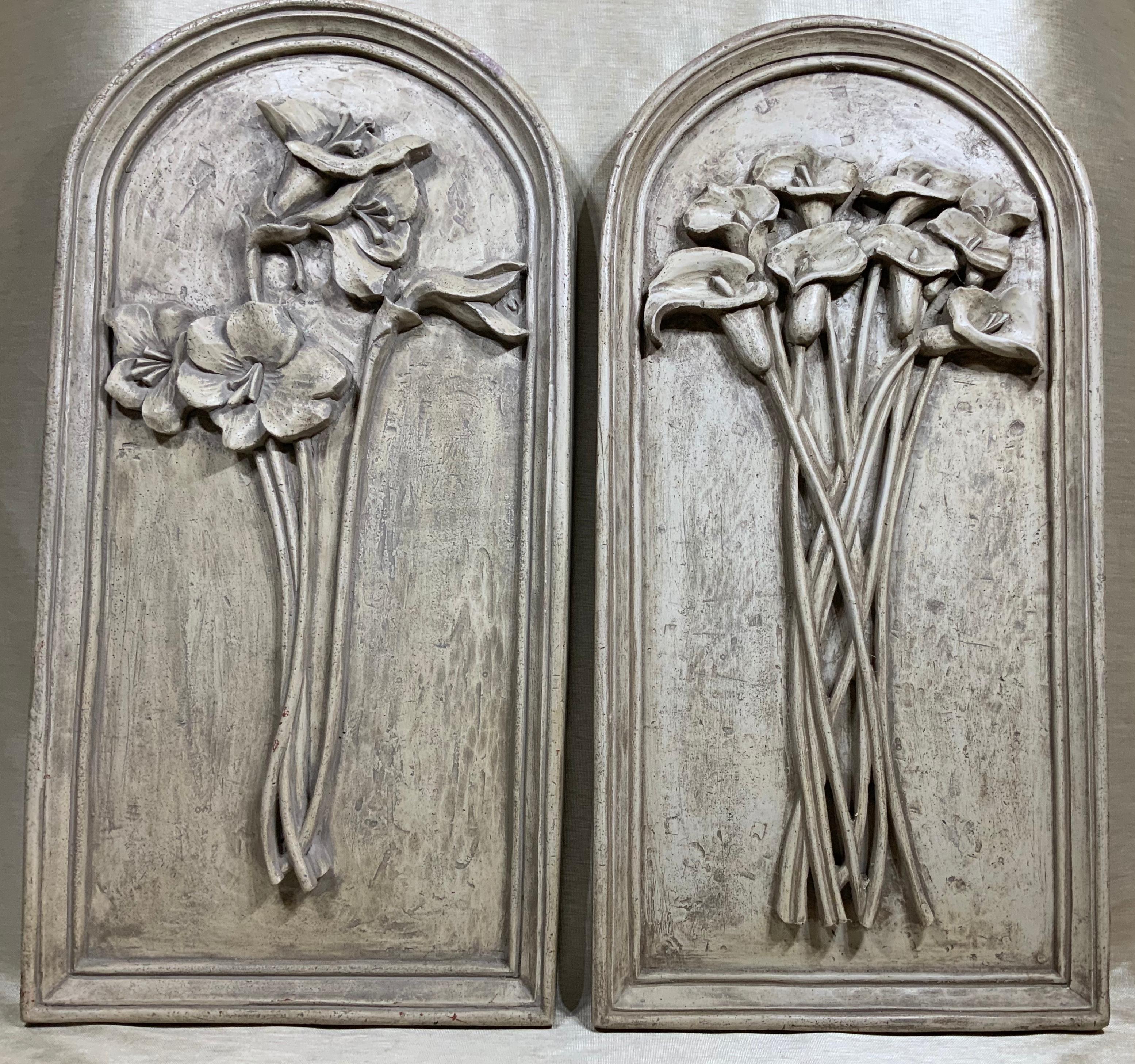 Pareja de colgantes de pared tallados Estadounidense en venta