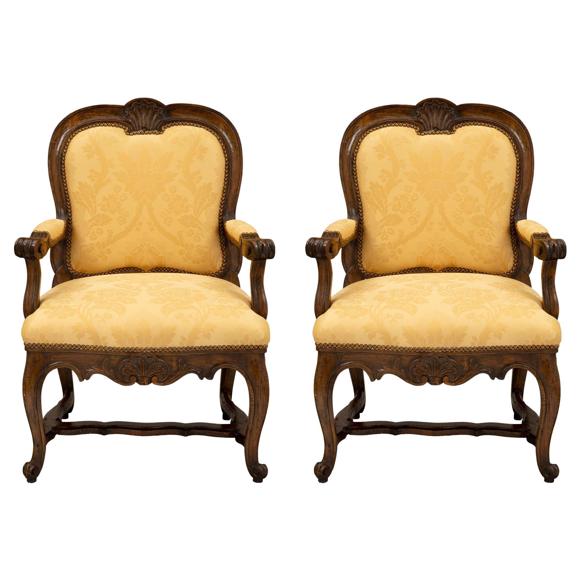 Paar geschnitzte italienische Sessel aus Nussbaumholz aus dem 19. Jahrhundert