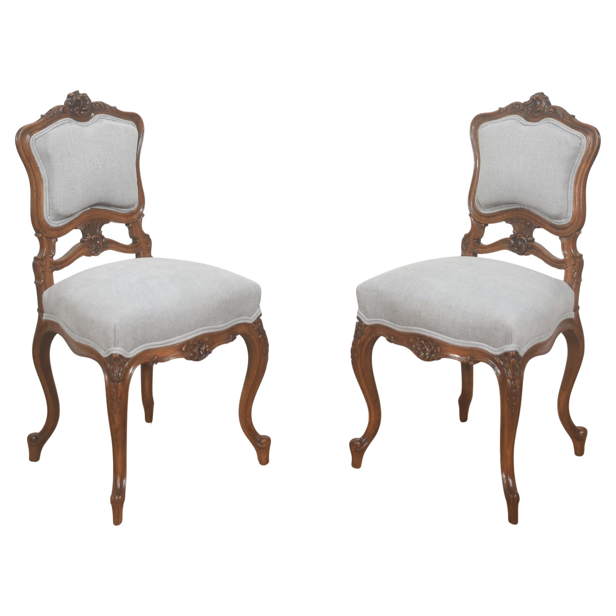 Paire de chaises d'appoint en noyer sculpté de style Louis XV