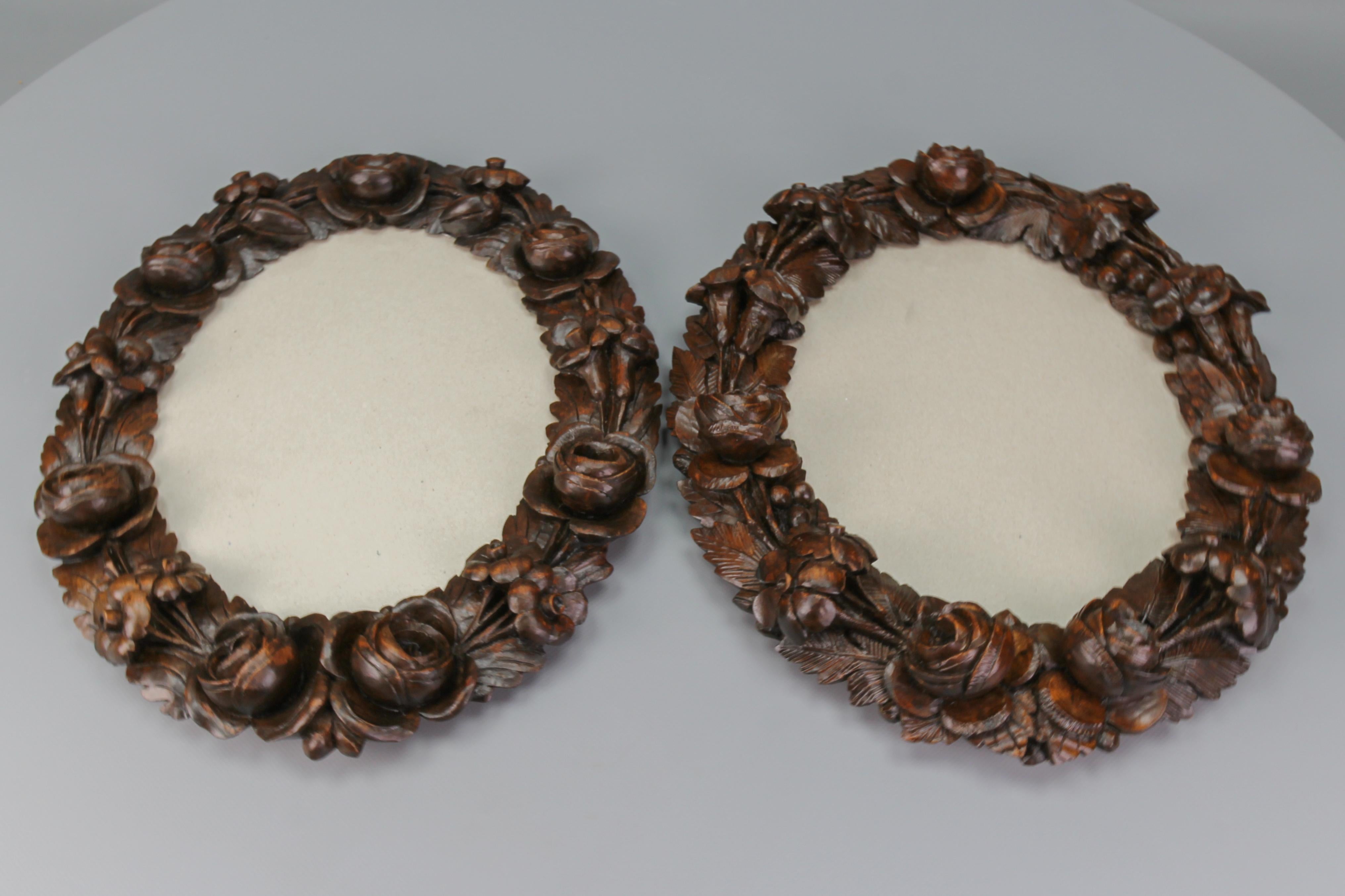 Pair of Carved Walnut Oval Dark Brown Wall Picture Frames with Flowers, ca. 1920 For Sale 2