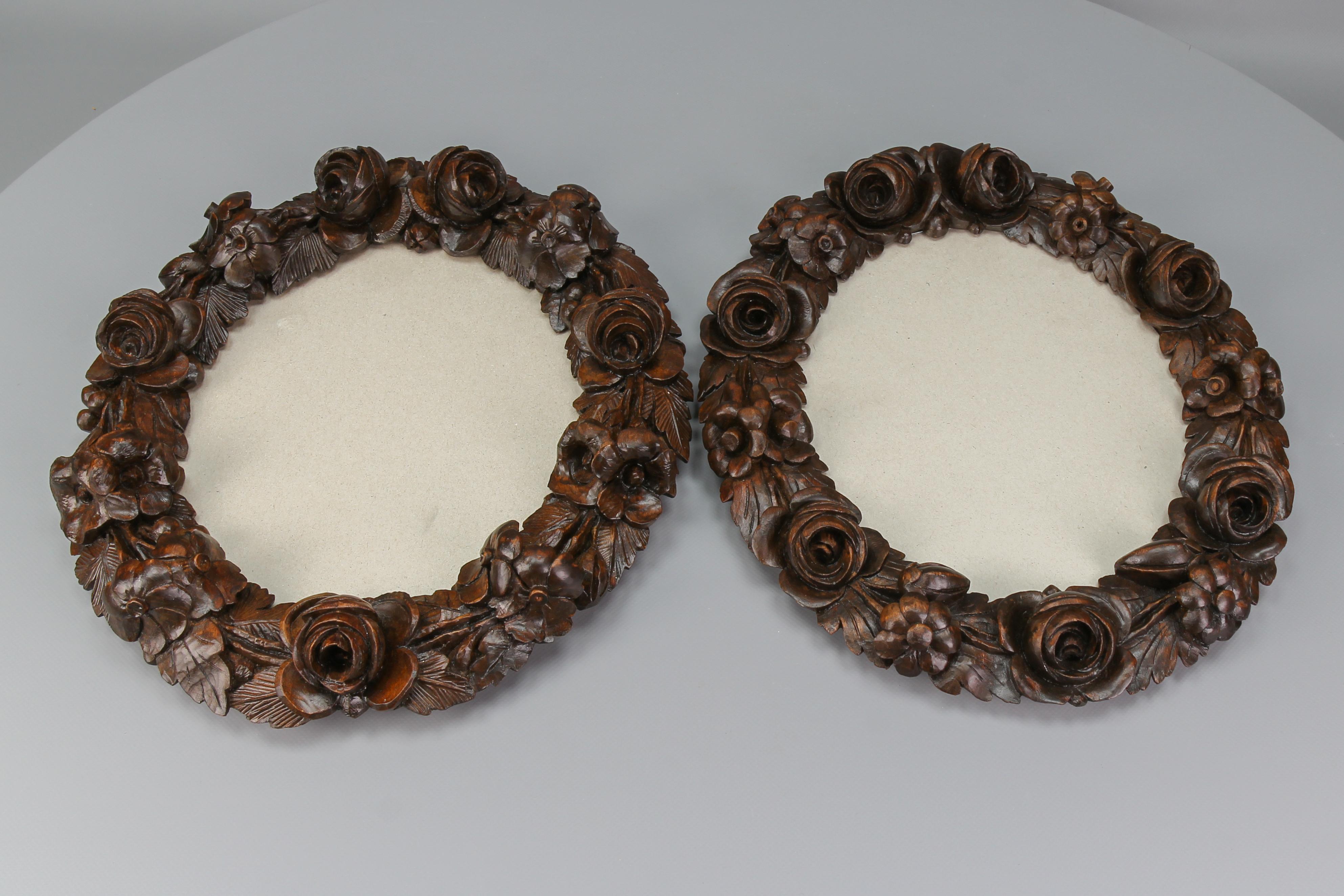 Pair of Carved Walnut Oval Dark Brown Wall Picture Frames with Flowers, ca. 1920 For Sale 3