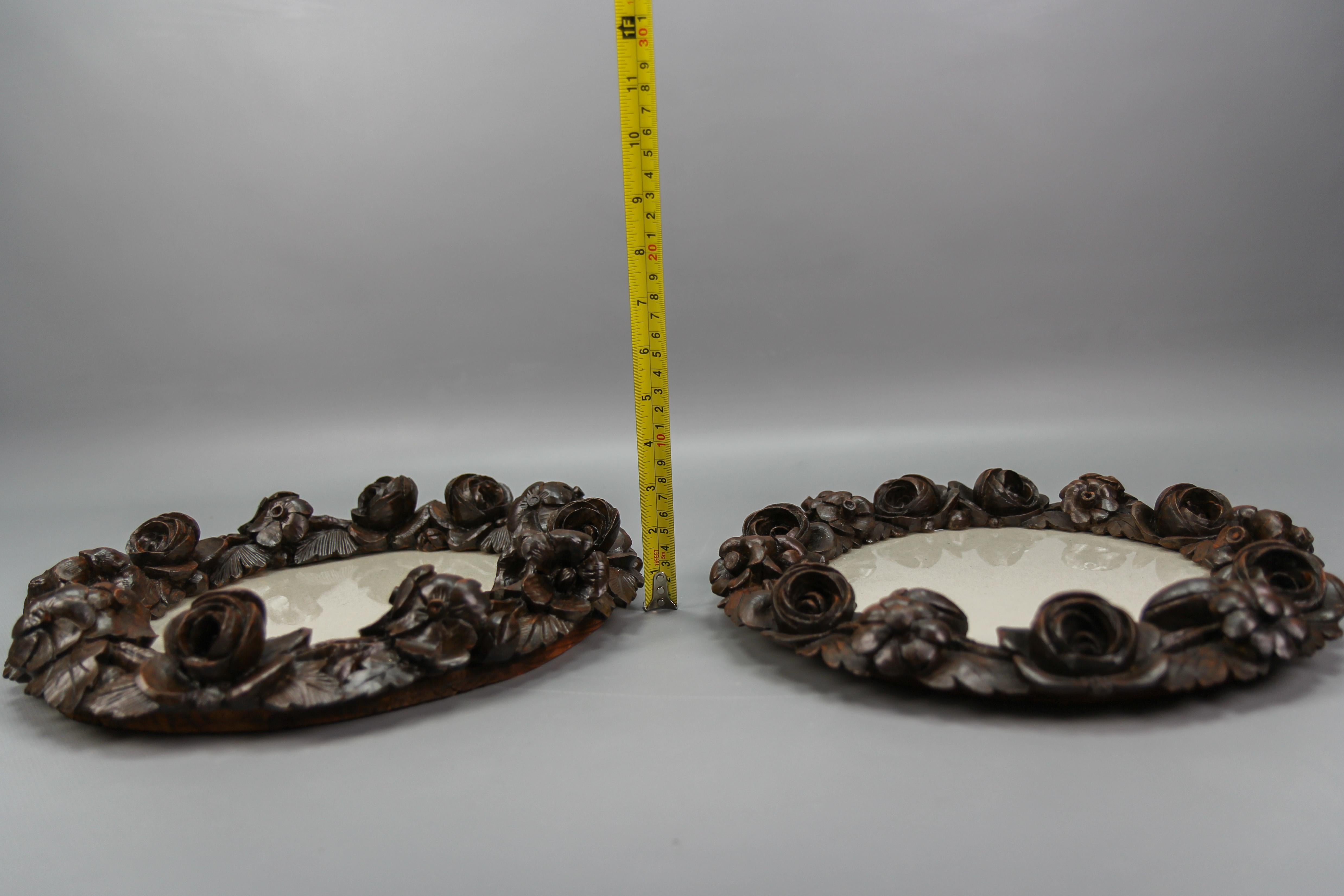 Pair of Carved Walnut Oval Dark Brown Wall Picture Frames with Flowers, ca. 1920 For Sale 4