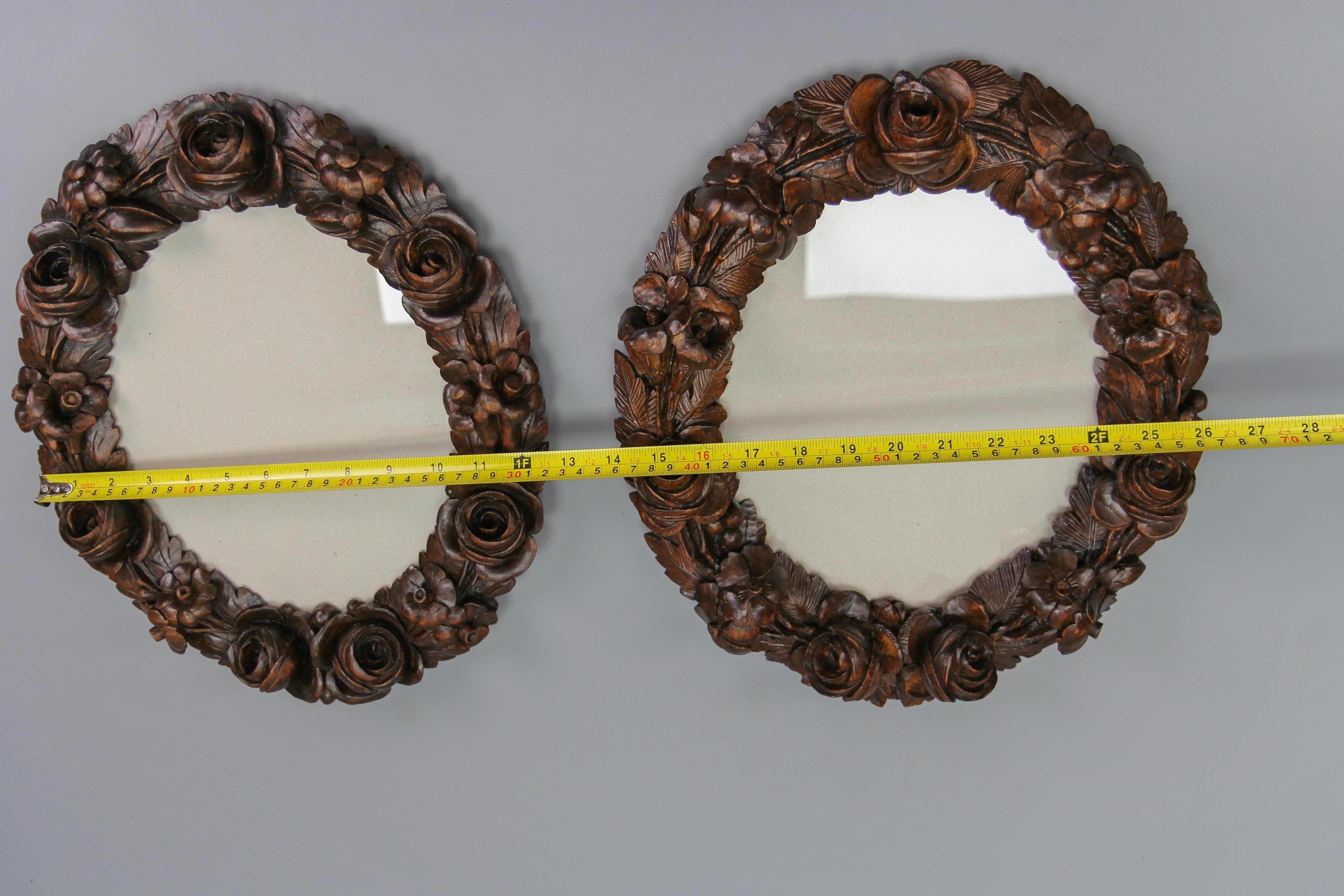 Pair of Carved Walnut Oval Dark Brown Wall Picture Frames with Flowers, ca. 1920 For Sale 5