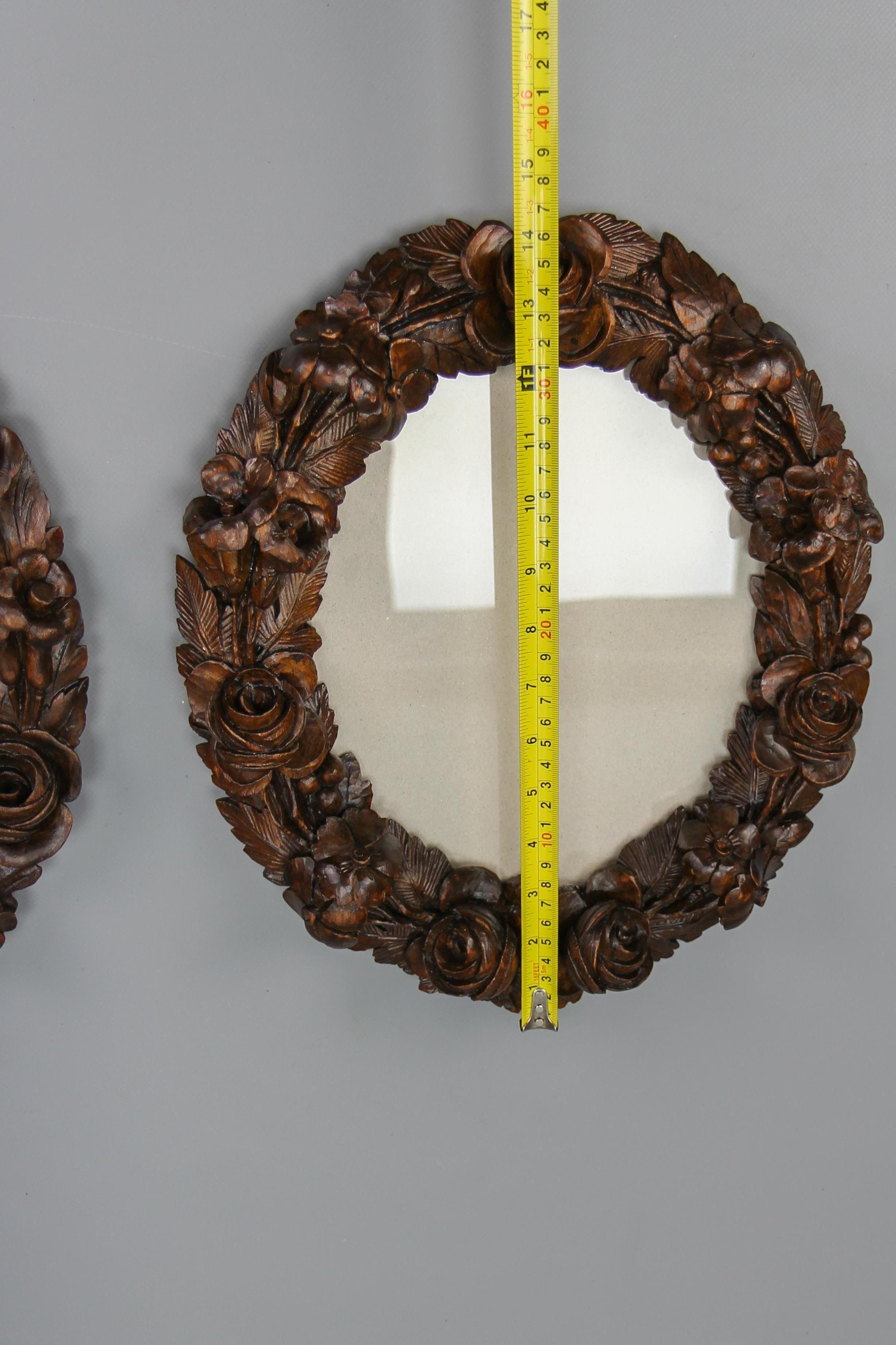 Pair of Carved Walnut Oval Dark Brown Wall Picture Frames with Flowers, ca. 1920 For Sale 6
