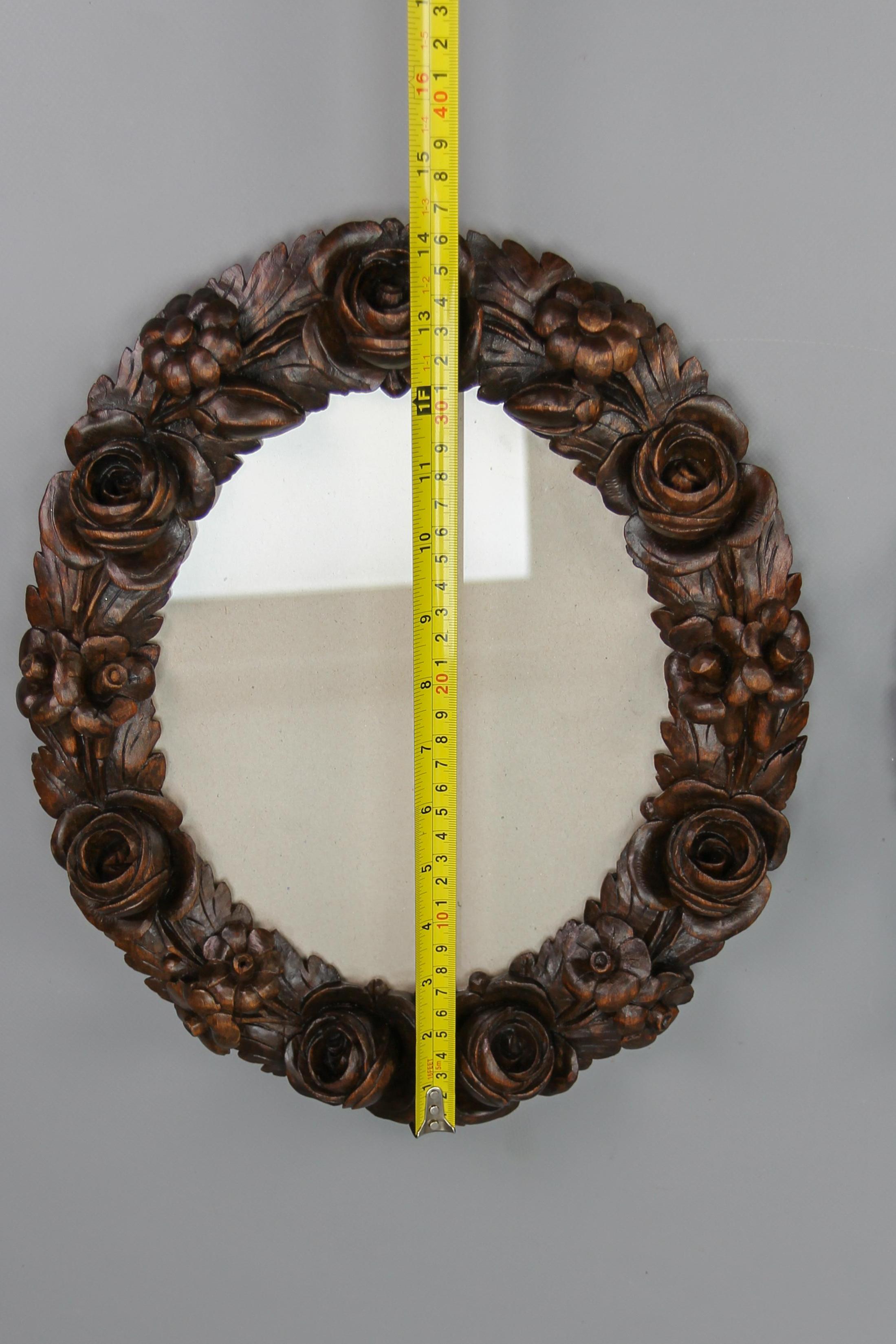 Pair of Carved Walnut Oval Dark Brown Wall Picture Frames with Flowers, ca. 1920 For Sale 7